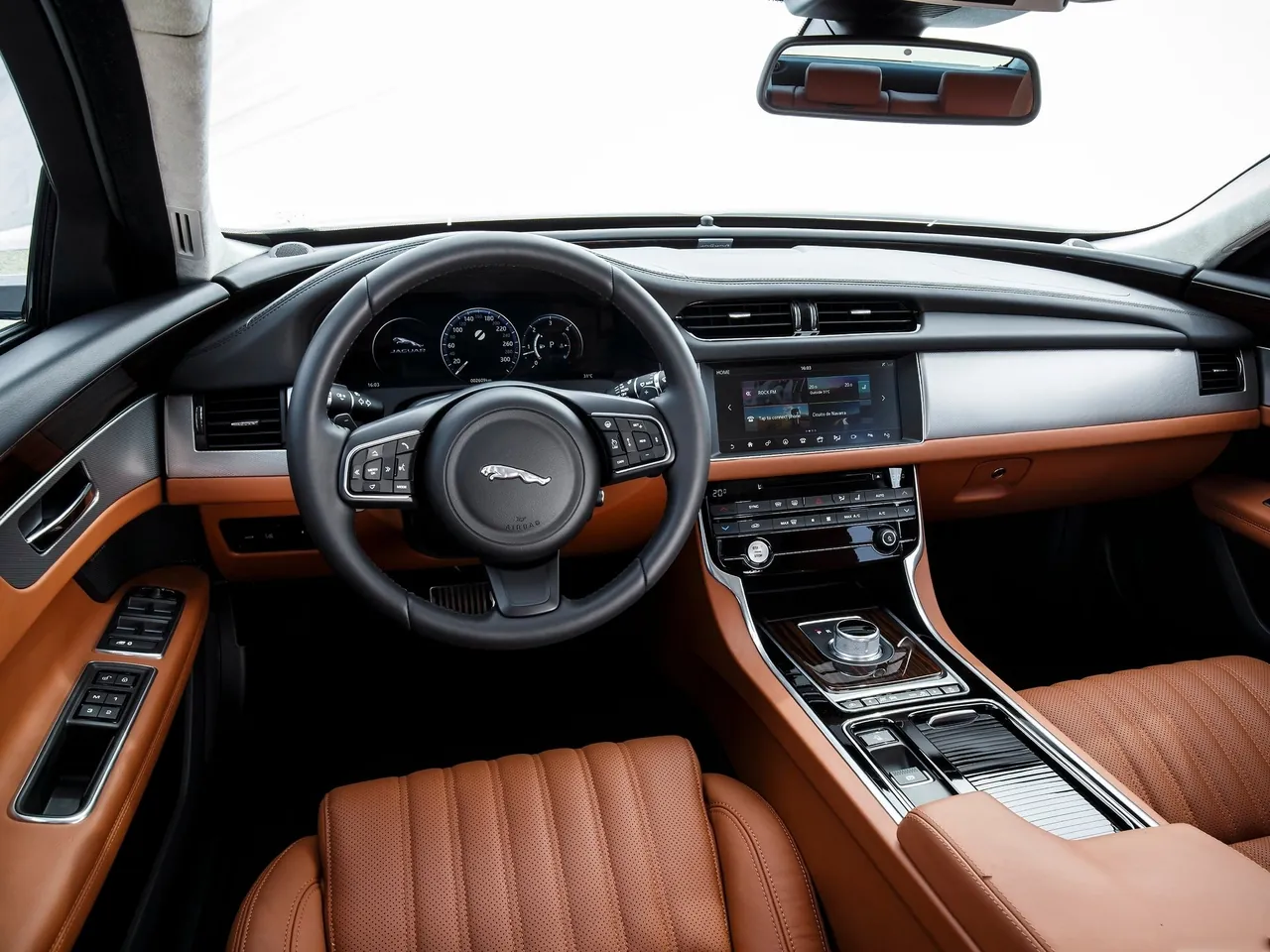 Jaguar XF (2016) – interiér