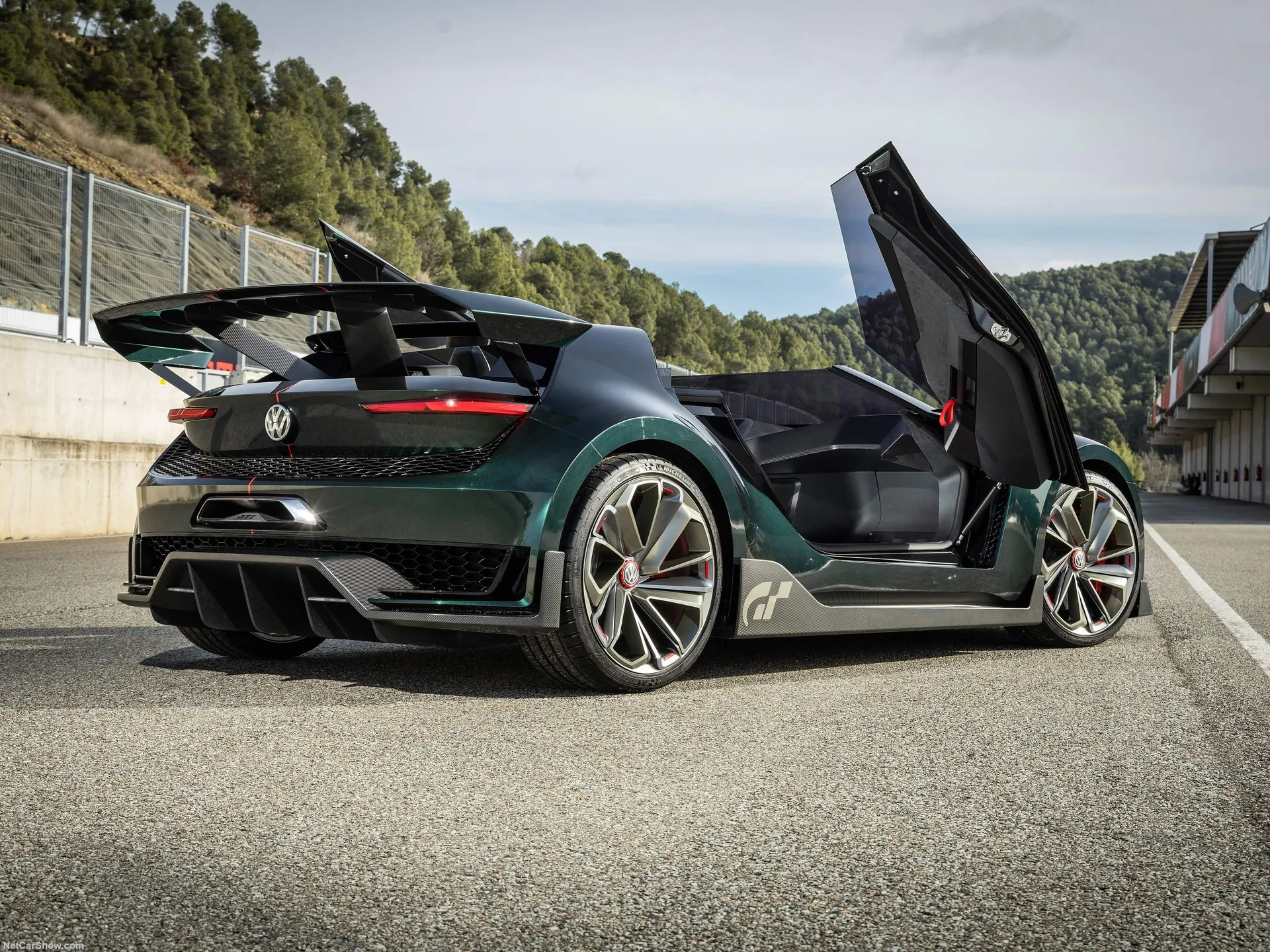 Volkswagen GTI Roadster Concept (2014) – zadní tříčtvrteční pohled