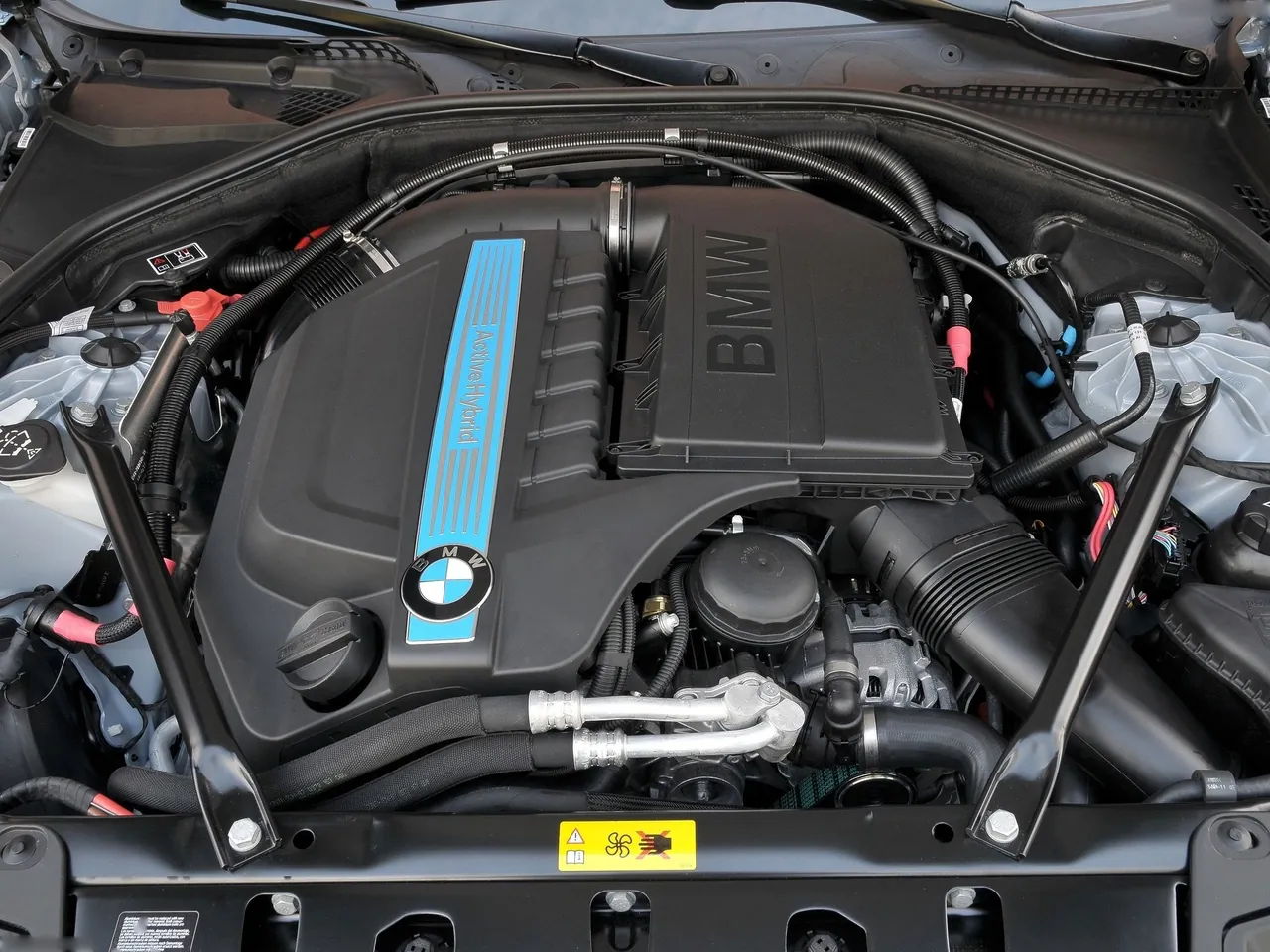 BMW 5 ActiveHybrid (2013) – motorový prostor