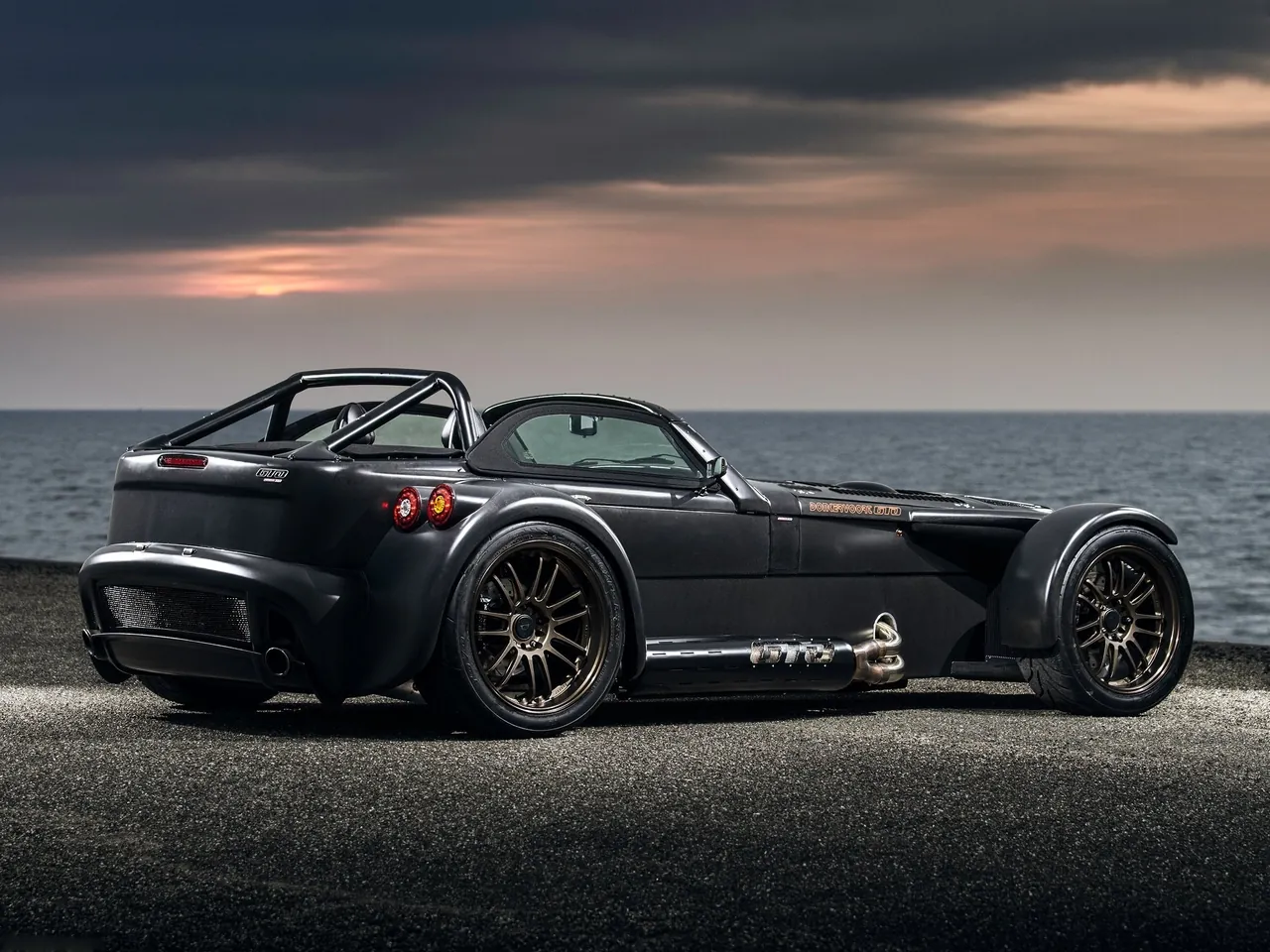 Donkervoort D8 GTO Bare Naked Carbon Edition (2015) – zadní tříčtvrteční pohled