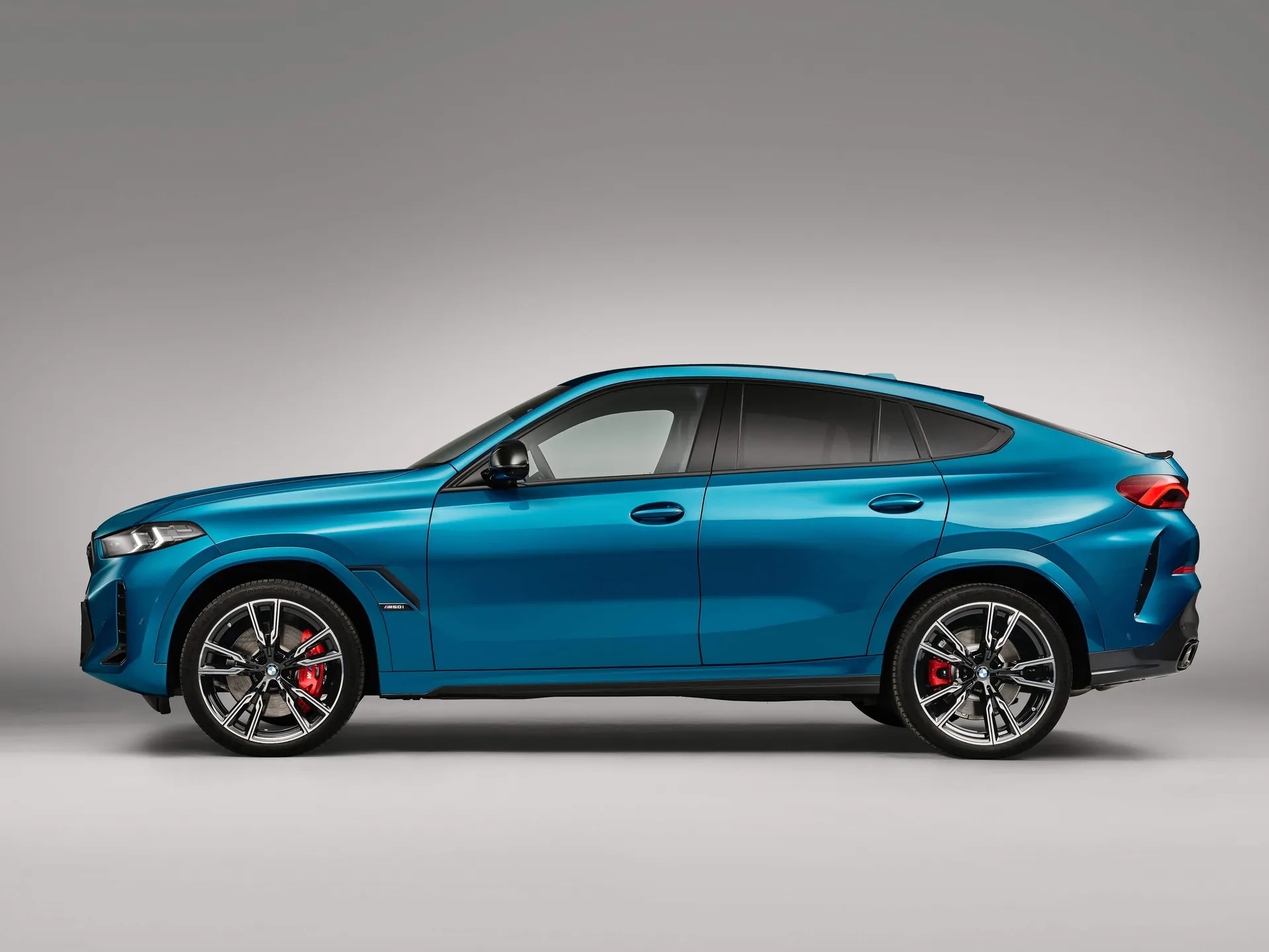 BMW X6 M60i (2024) – boční profil