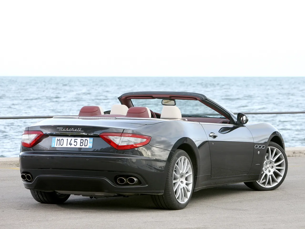Maserati GranCabrio (2011) – zadní tříčtvrteční pohled