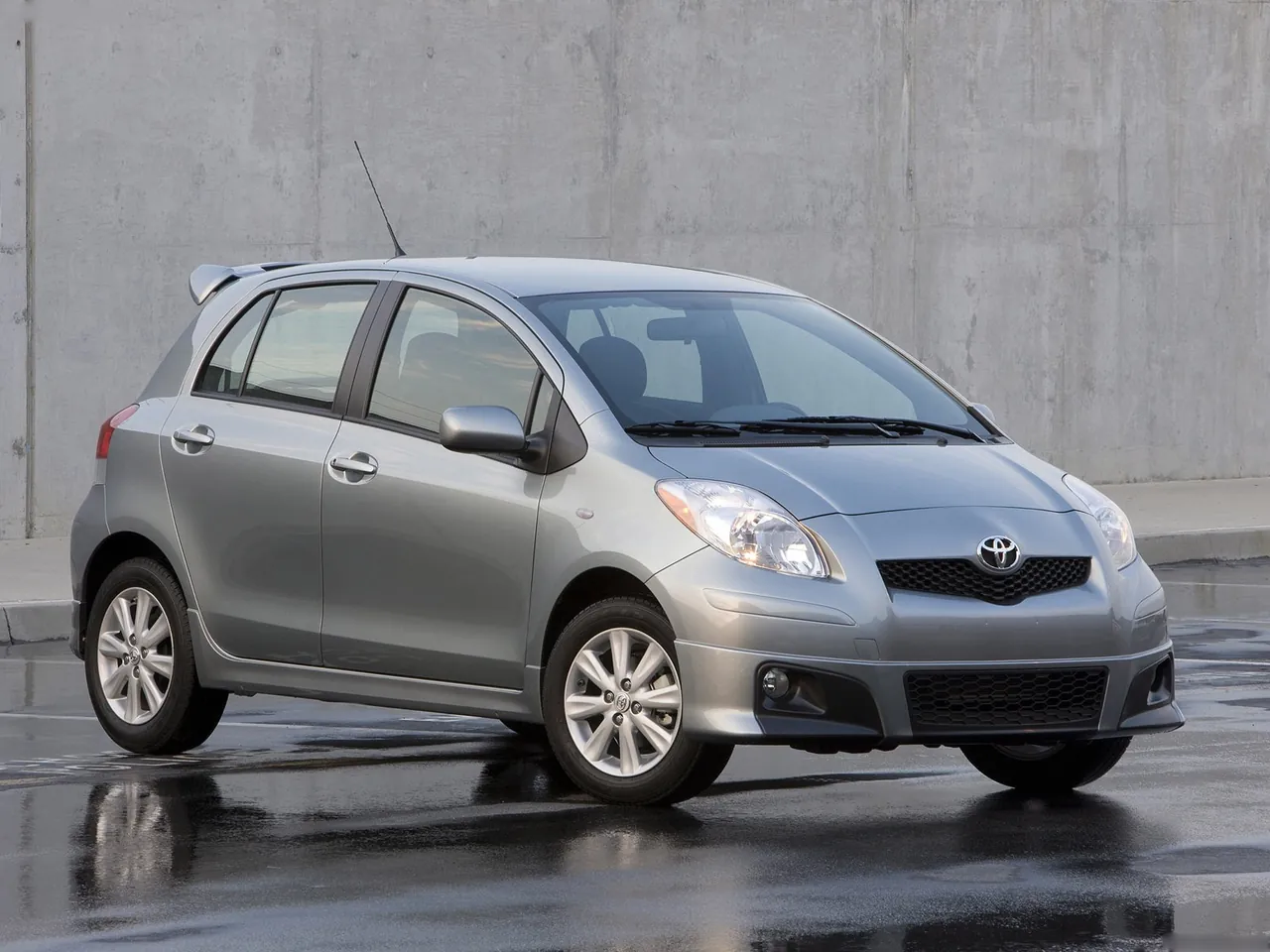 Toyota Yaris 5-door (2009)
