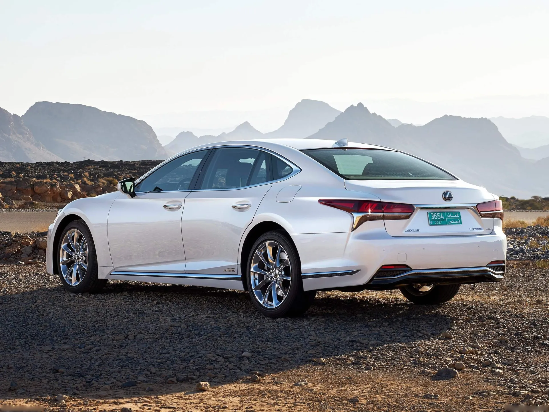 Lexus LS 500h (2018) – zadní tříčtvrteční pohled