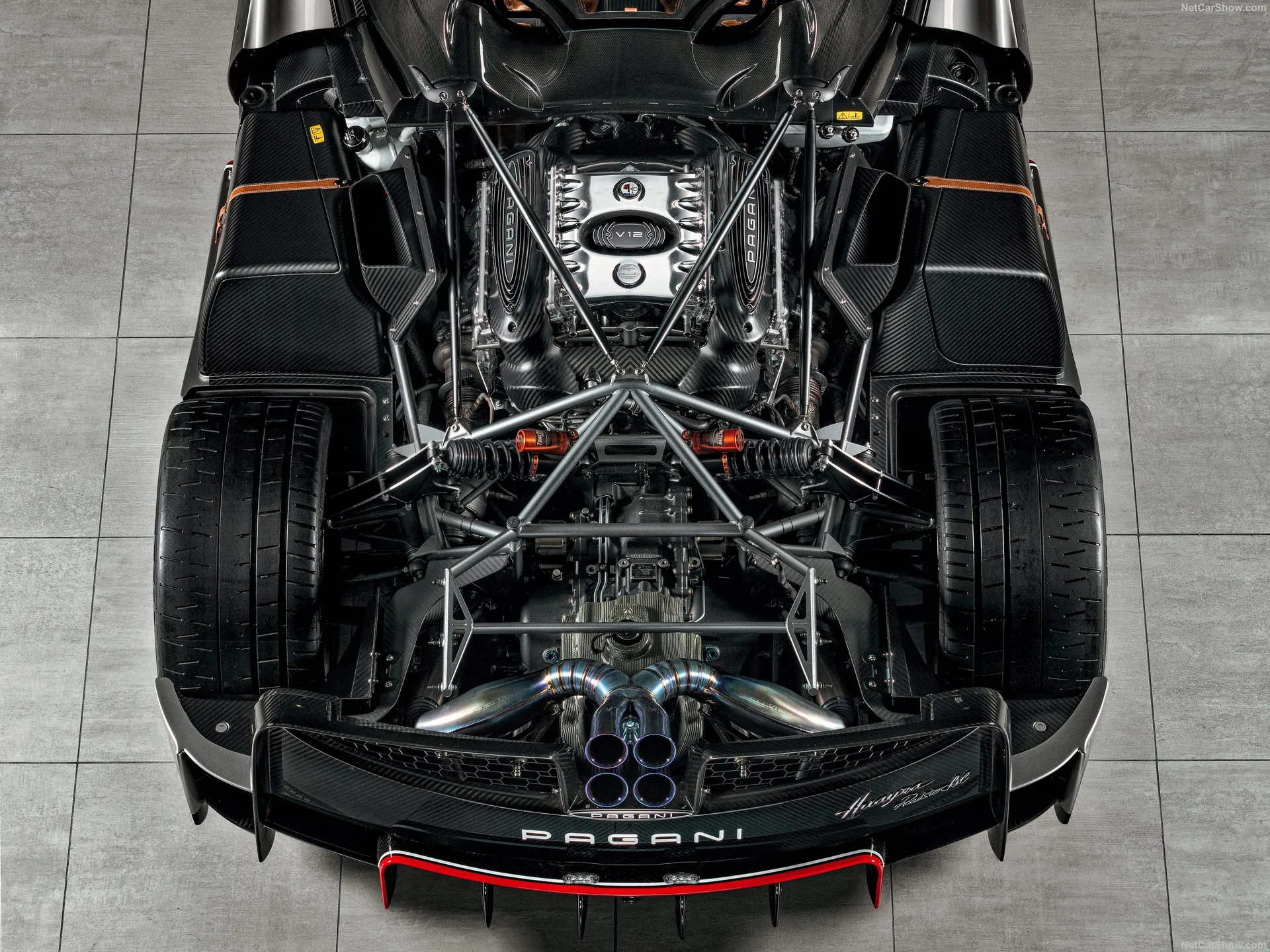 Pagani Huayra Roadster BC (2020) – motorový prostor