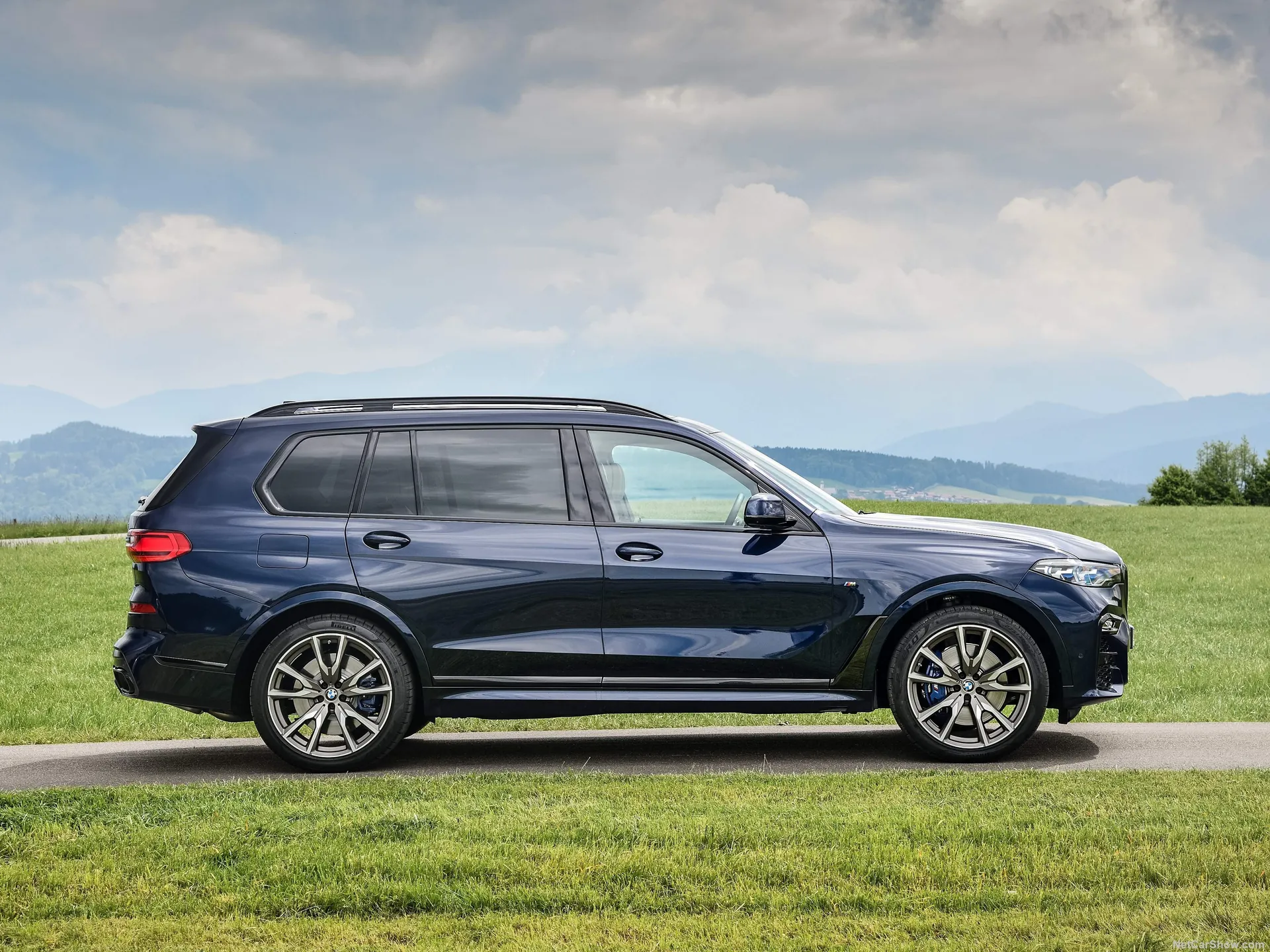 BMW X7 M50i (2020) – boční profil