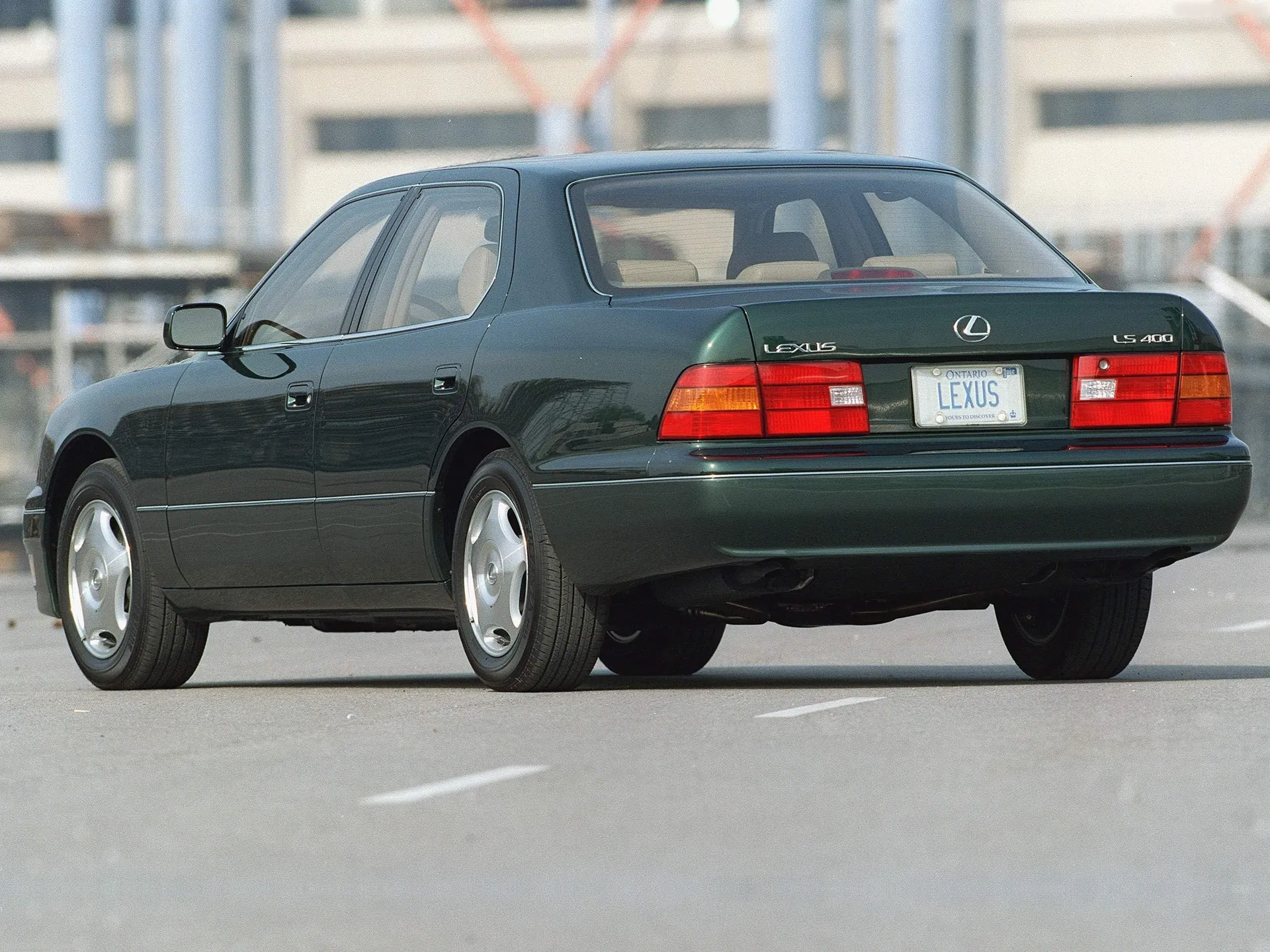 Lexus LS (1998) – zadní tříčtvrteční pohled