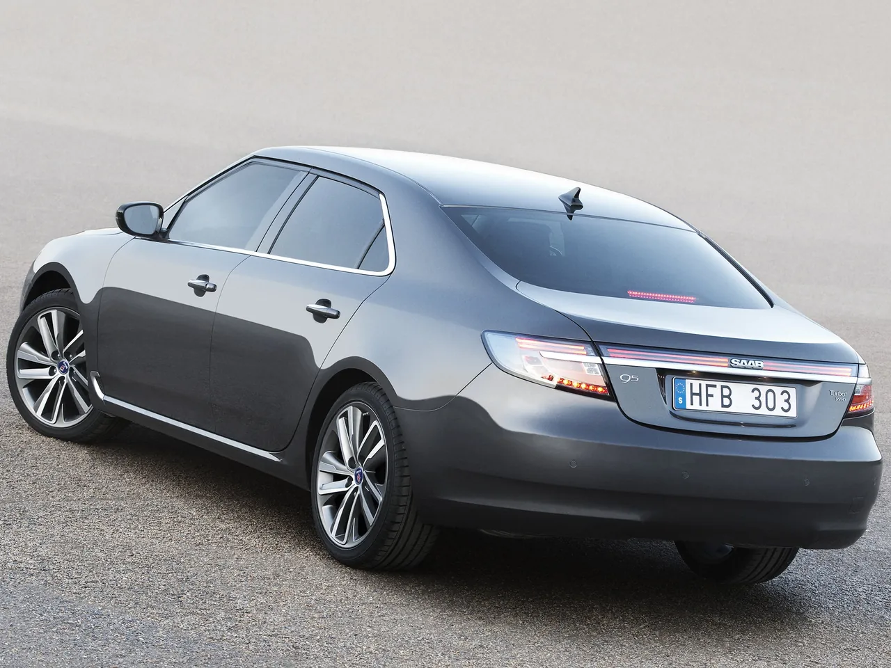 Saab 9-5 Sedan (2010) – zadní tříčtvrteční pohled