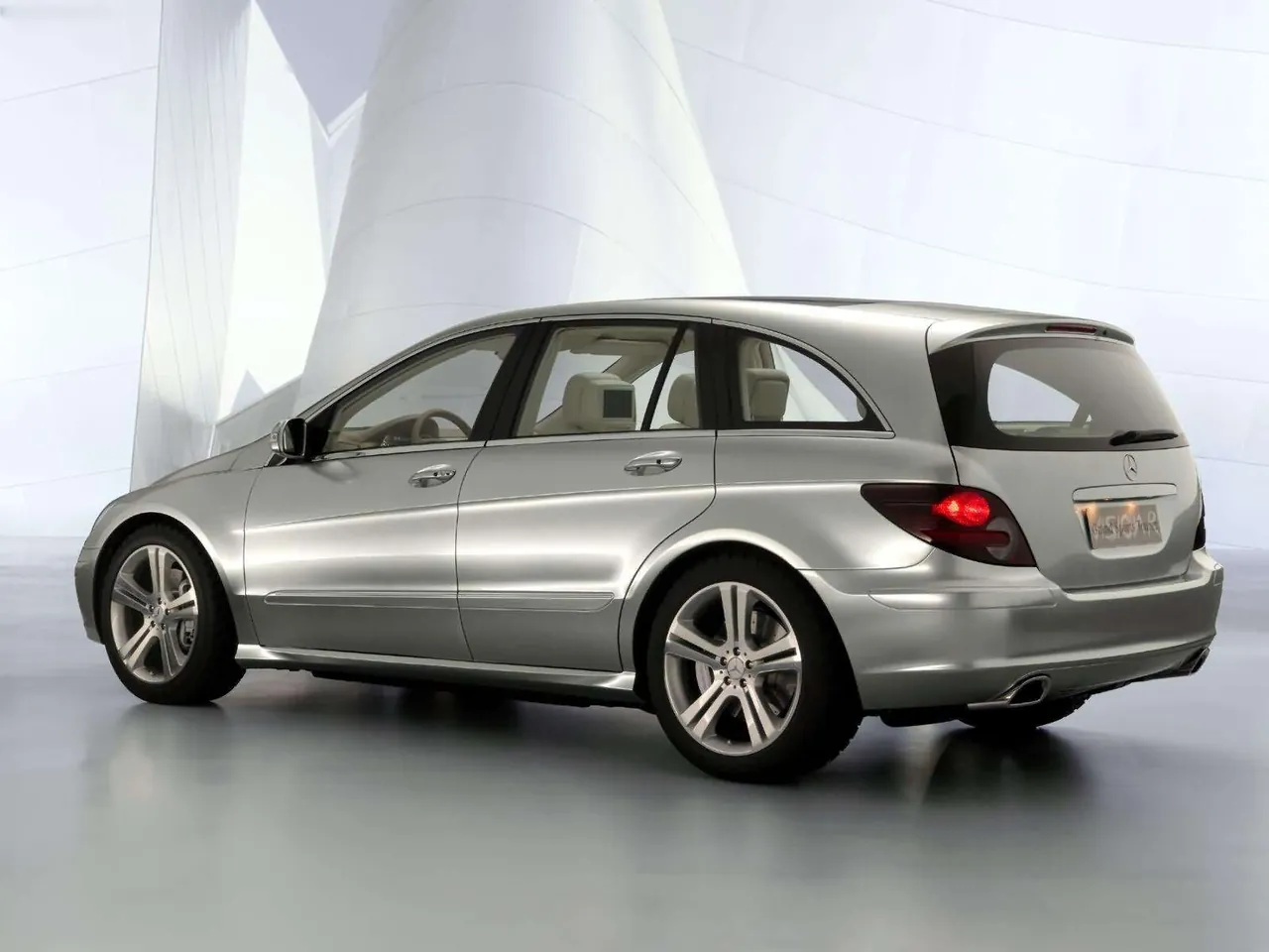 Mercedes-Benz Grand Sports Tourer Vision R Concept (2004) - Rear Three-Quarter