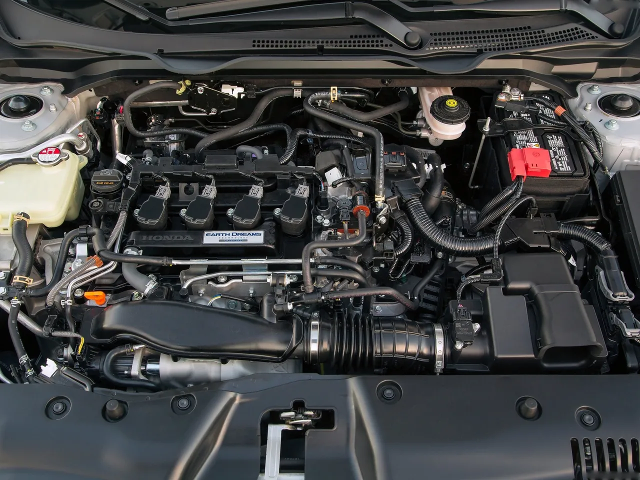 Honda Civic Coupe (2016) – motorový prostor