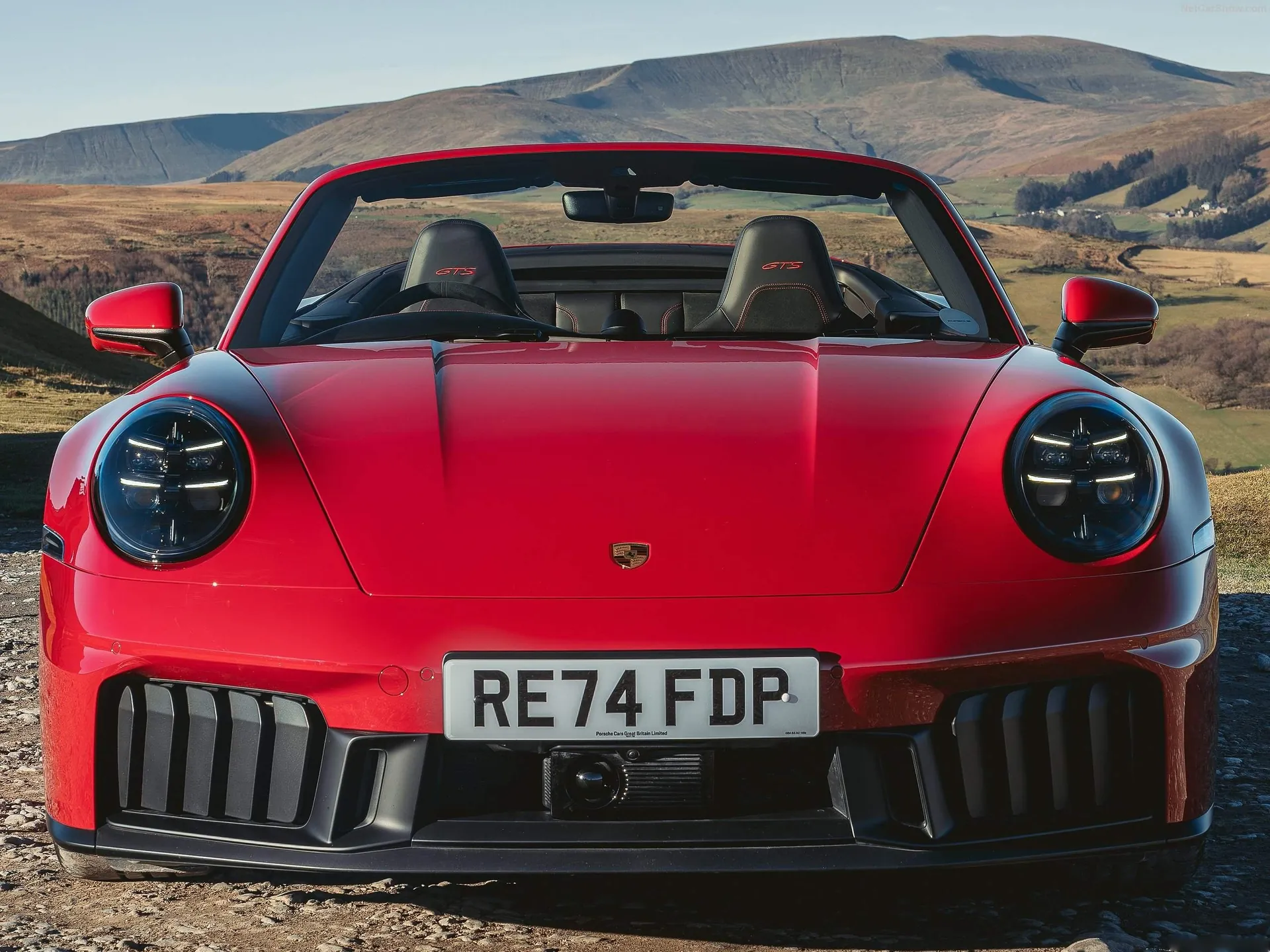 Porsche 911 Carrera 4 GTS Cabriolet [UK] (2025) – zepředu