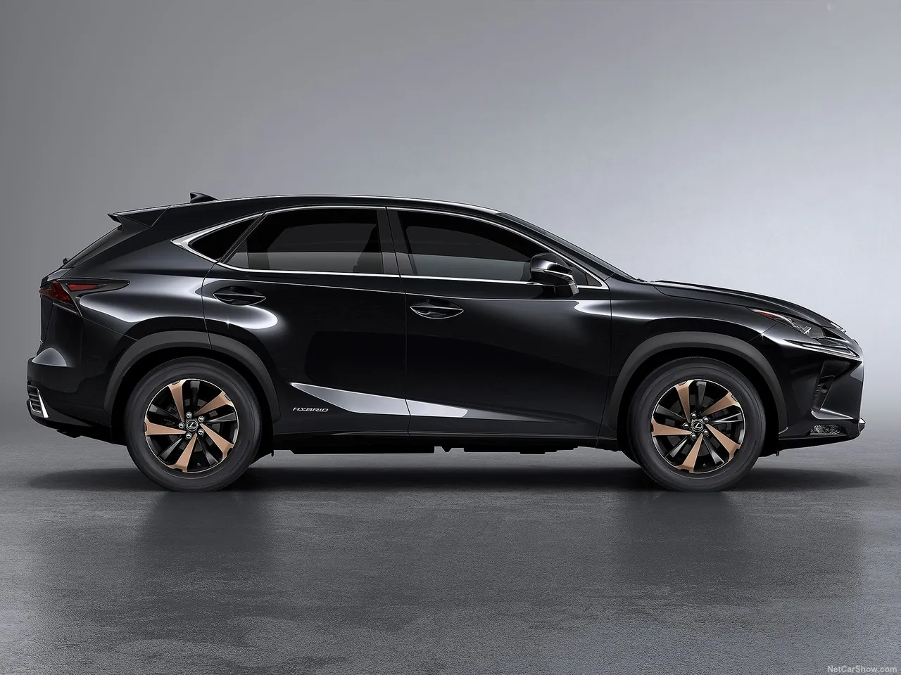 Lexus NX (2018) – boční profil