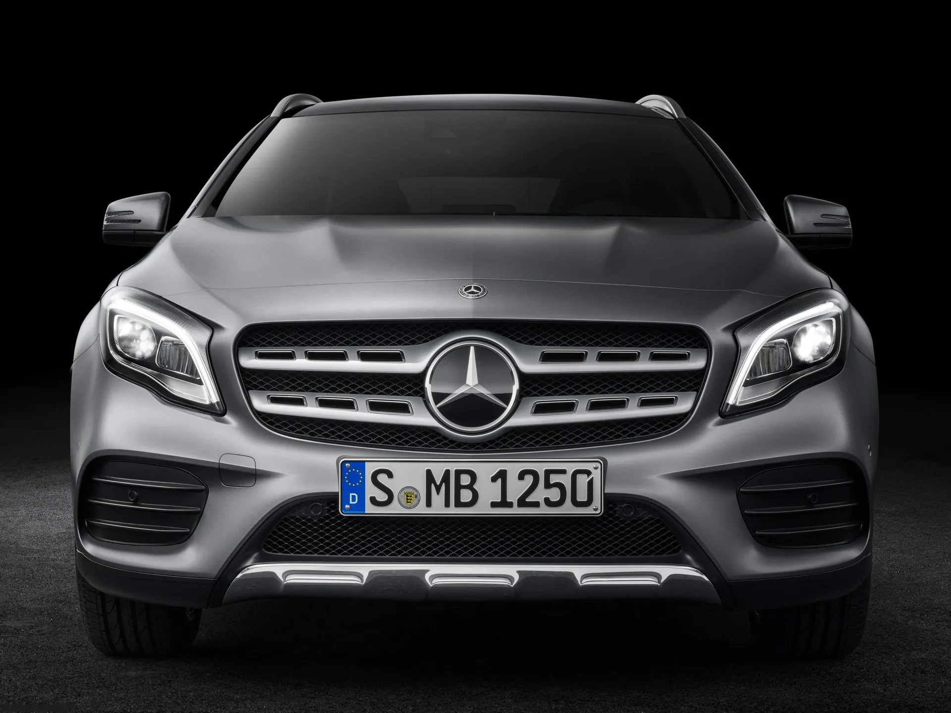 Mercedes-Benz GLA (2018) - Front