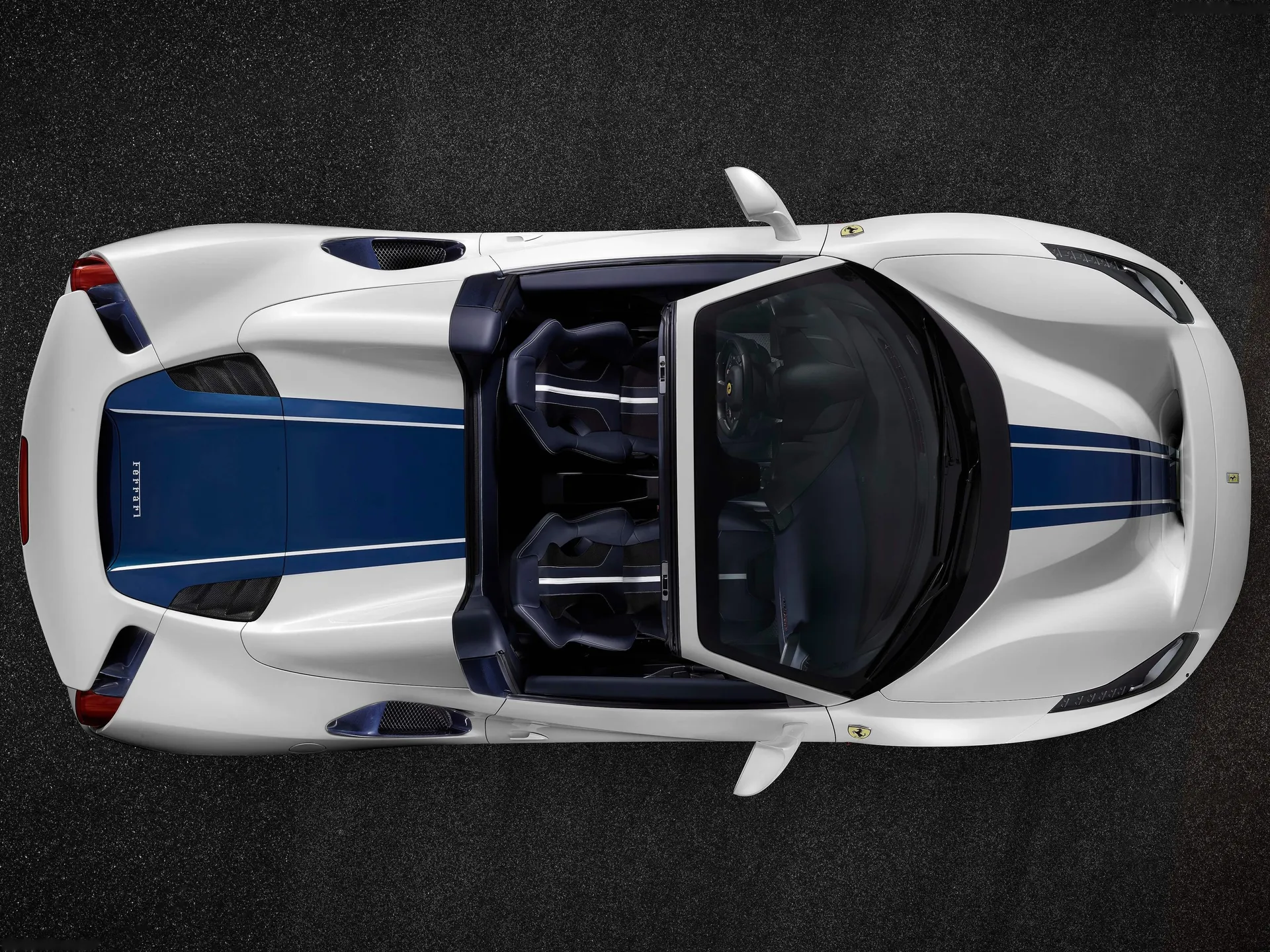 Ferrari 488 Pista Spider (2019) – pohled shora