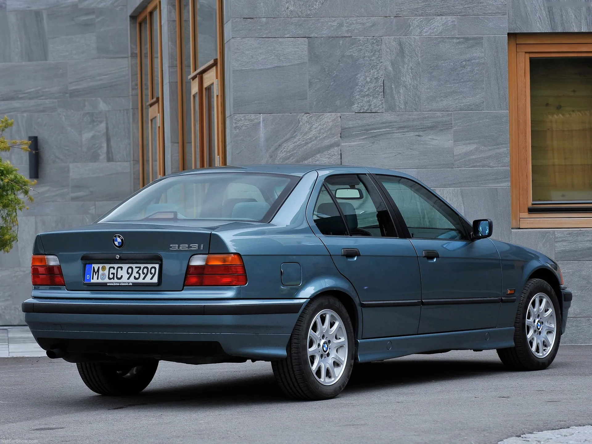 BMW 323i (1995) – zadní tříčtvrteční pohled