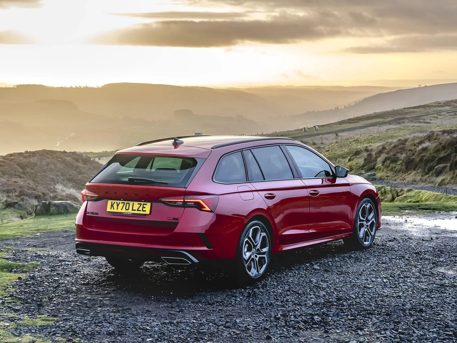Skoda Octavia vRS Estate [UK] (2020) – zadní tříčtvrteční pohled