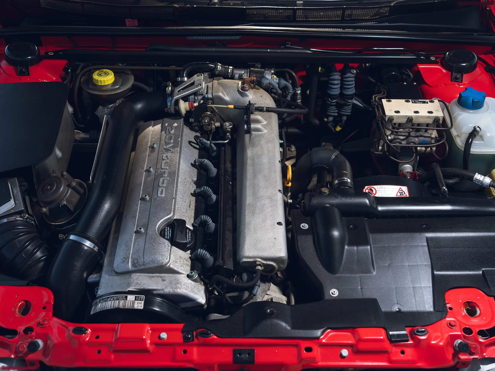 Audi S2 Coupe (1996) – motorový prostor