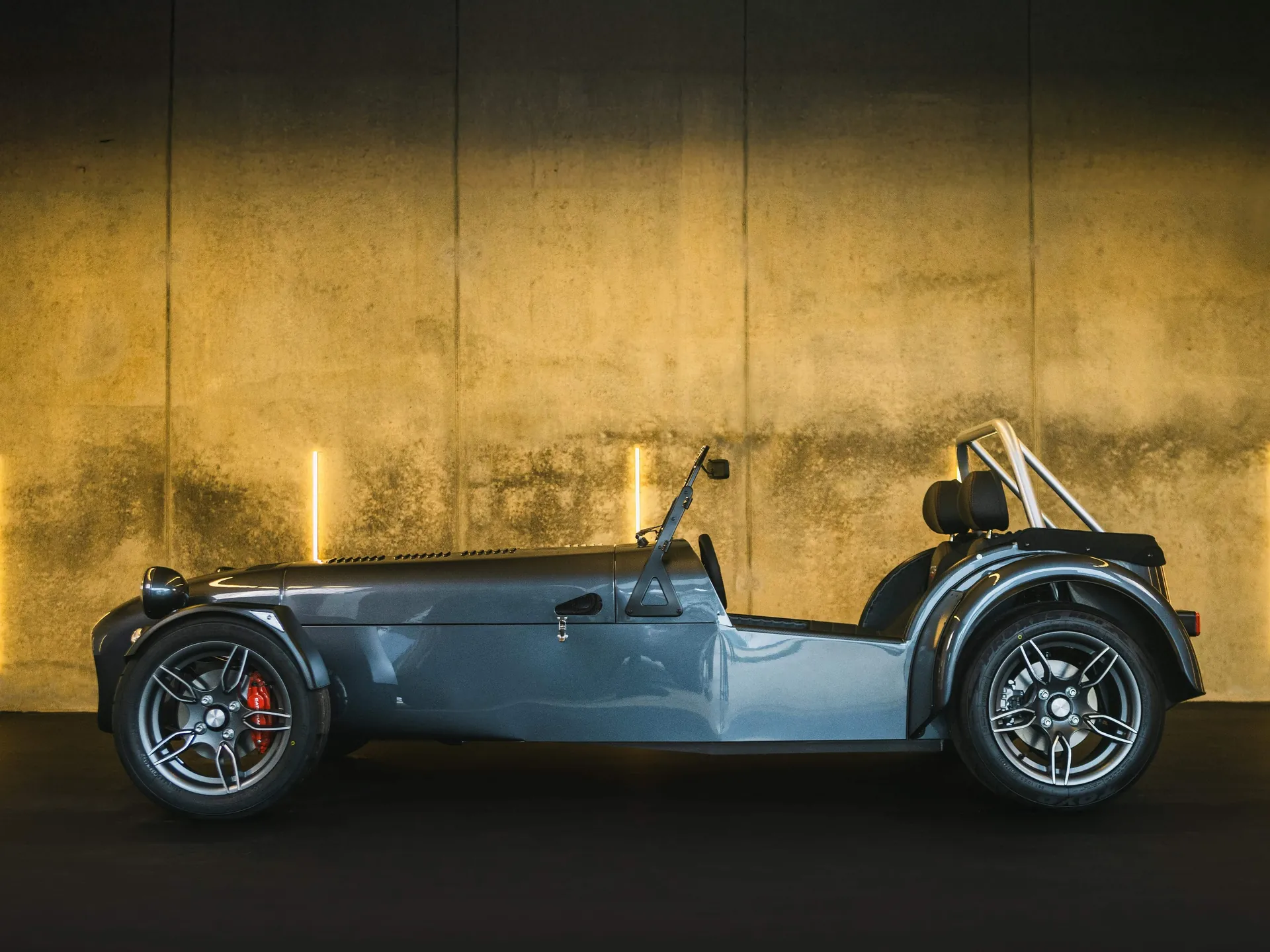 Caterham Seven CSR Twenty (2025) – boční profil