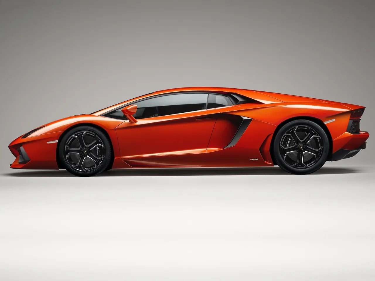 Lamborghini Aventador LP700-4 (2012) – boční profil