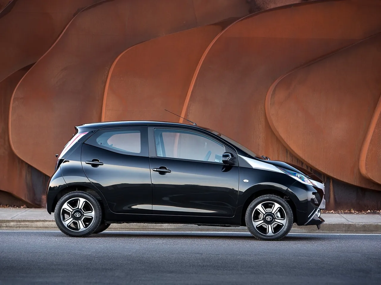 Toyota Aygo (2015) – boční profil