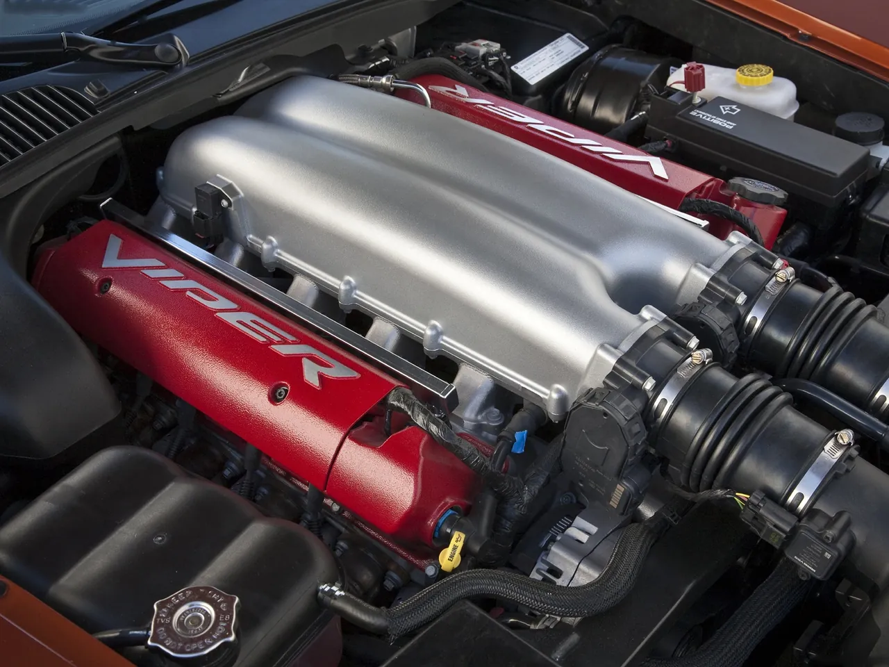 Dodge Viper SRT10 (2010) – motorový prostor