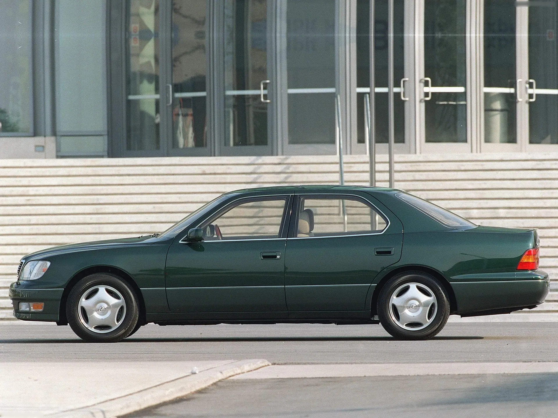 Lexus LS (1998) – boční profil