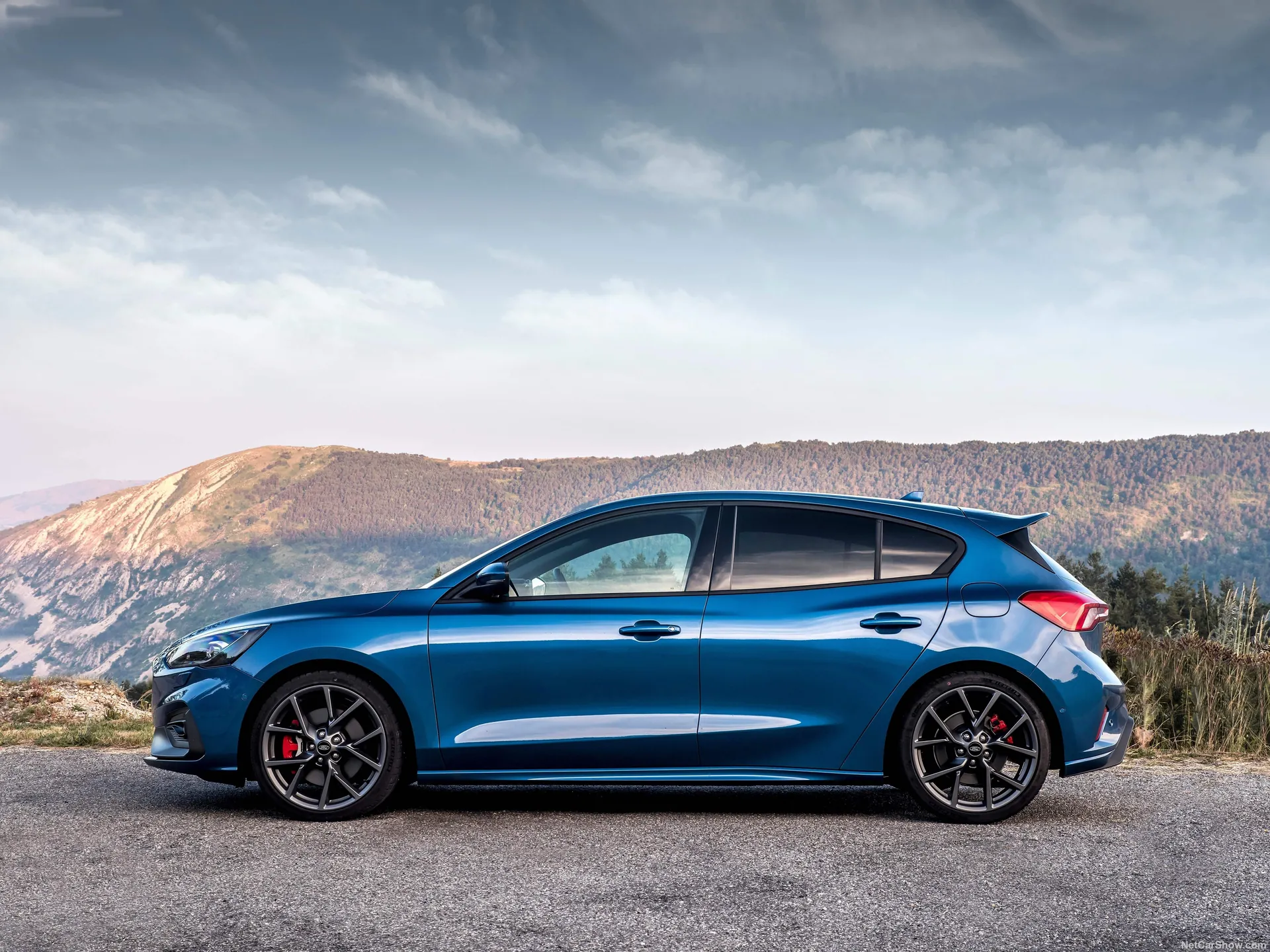 Ford Focus ST (2020) – boční profil