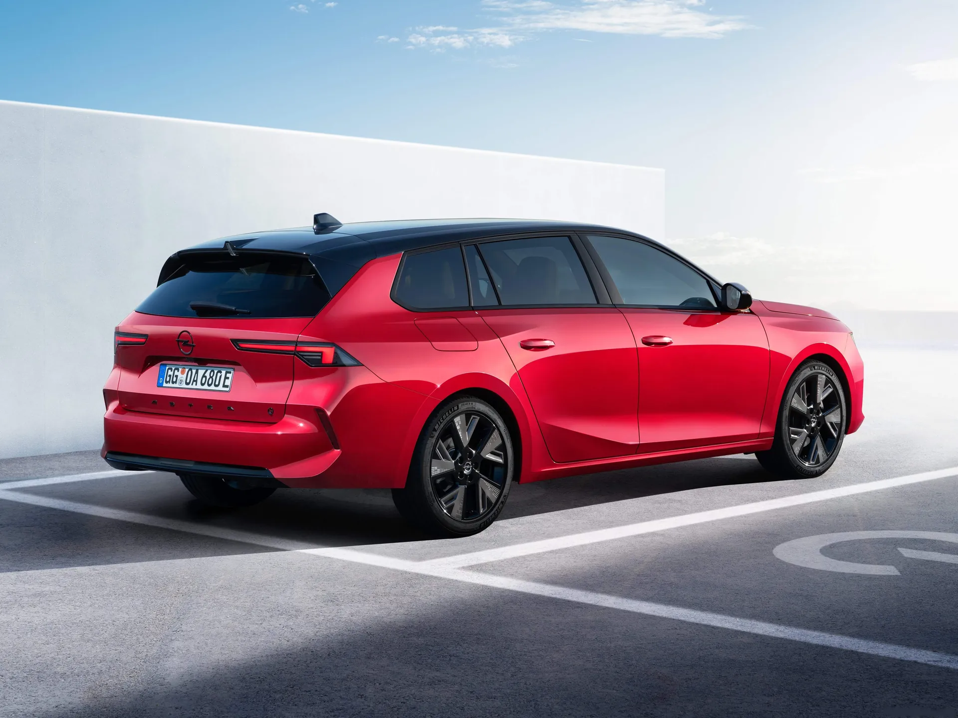 Opel Astra Sports Tourer Electric (2024) – zadní tříčtvrteční pohled