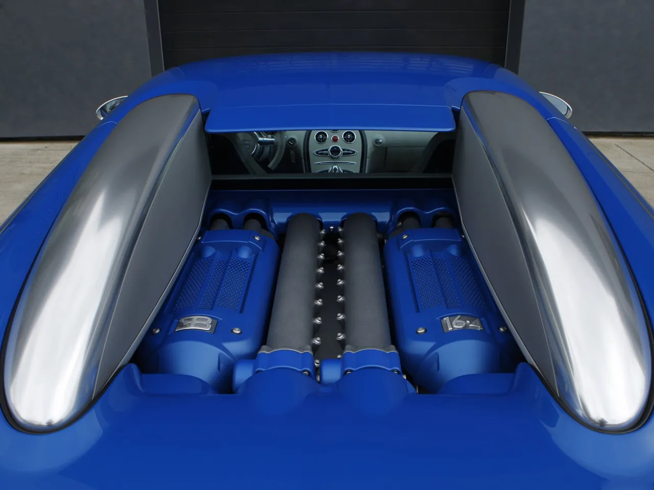 Bugatti Veyron Bleu Centenaire (2009) – motorový prostor