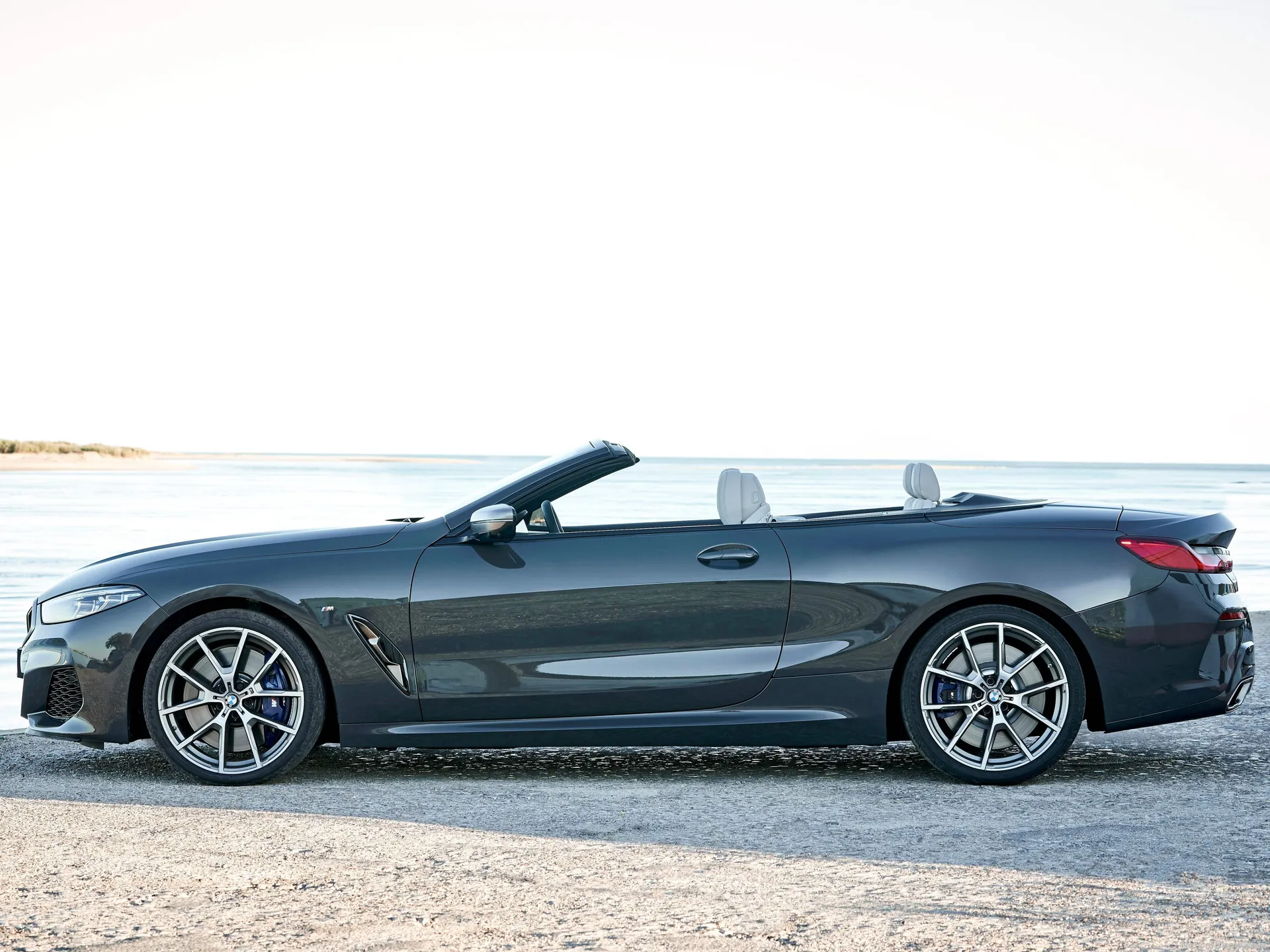 BMW 8-Series Convertible (2019) – boční profil