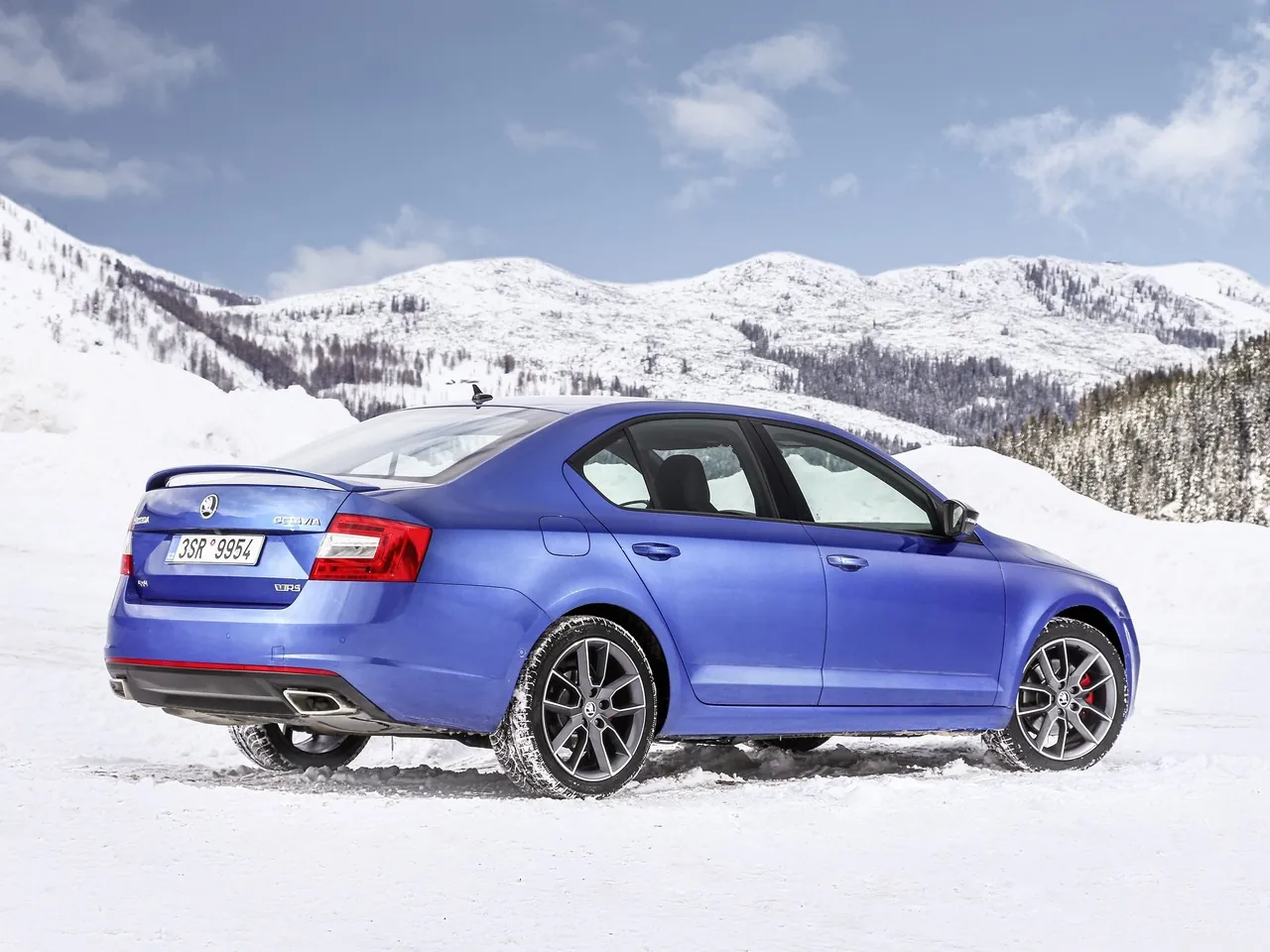 Skoda Octavia RS 4x4 (2017) – zadní tříčtvrteční pohled
