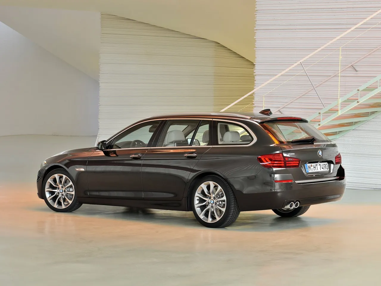 BMW 5-Series Touring (2014) – zadní tříčtvrteční pohled