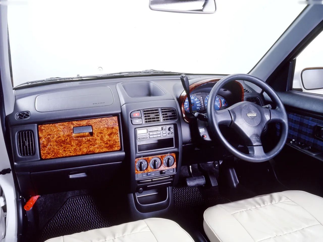 Mitsuoka Yuga (1999) – interiér