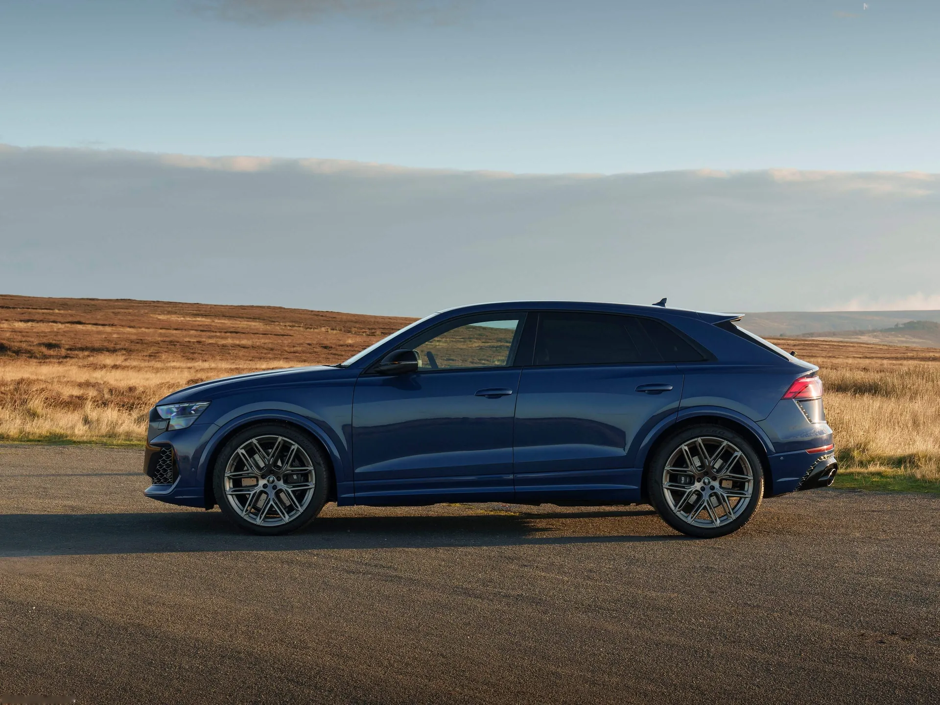 Audi RS Q8 [UK] (2025) – boční profil