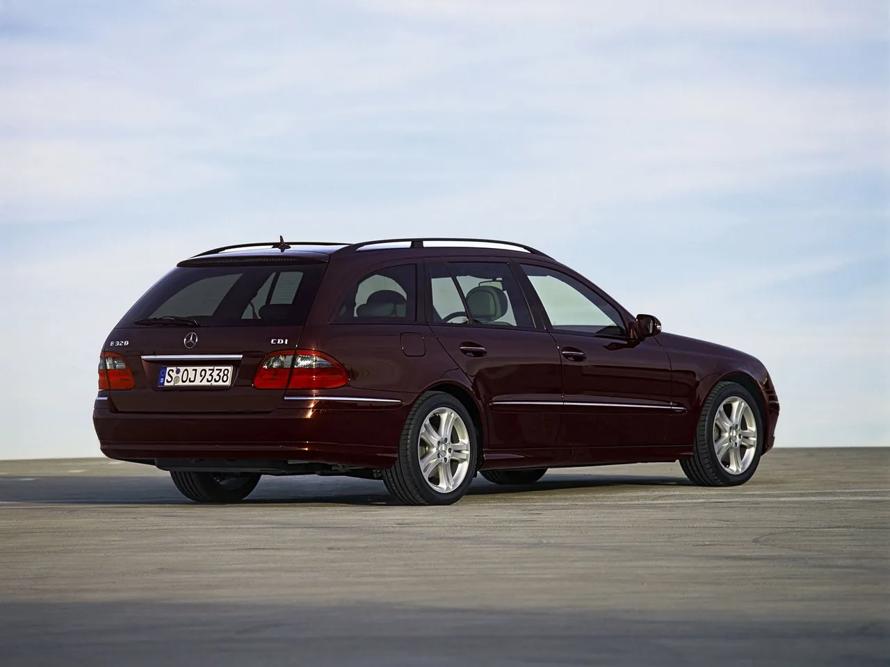 Mercedes-Benz E-Class Estate (2006) – zadní tříčtvrteční pohled