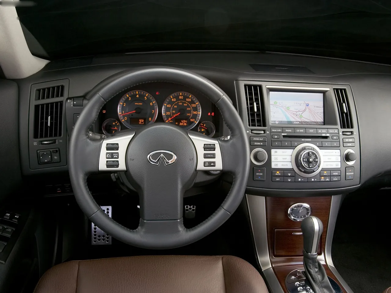 Infiniti FX45 (2006) – interiér