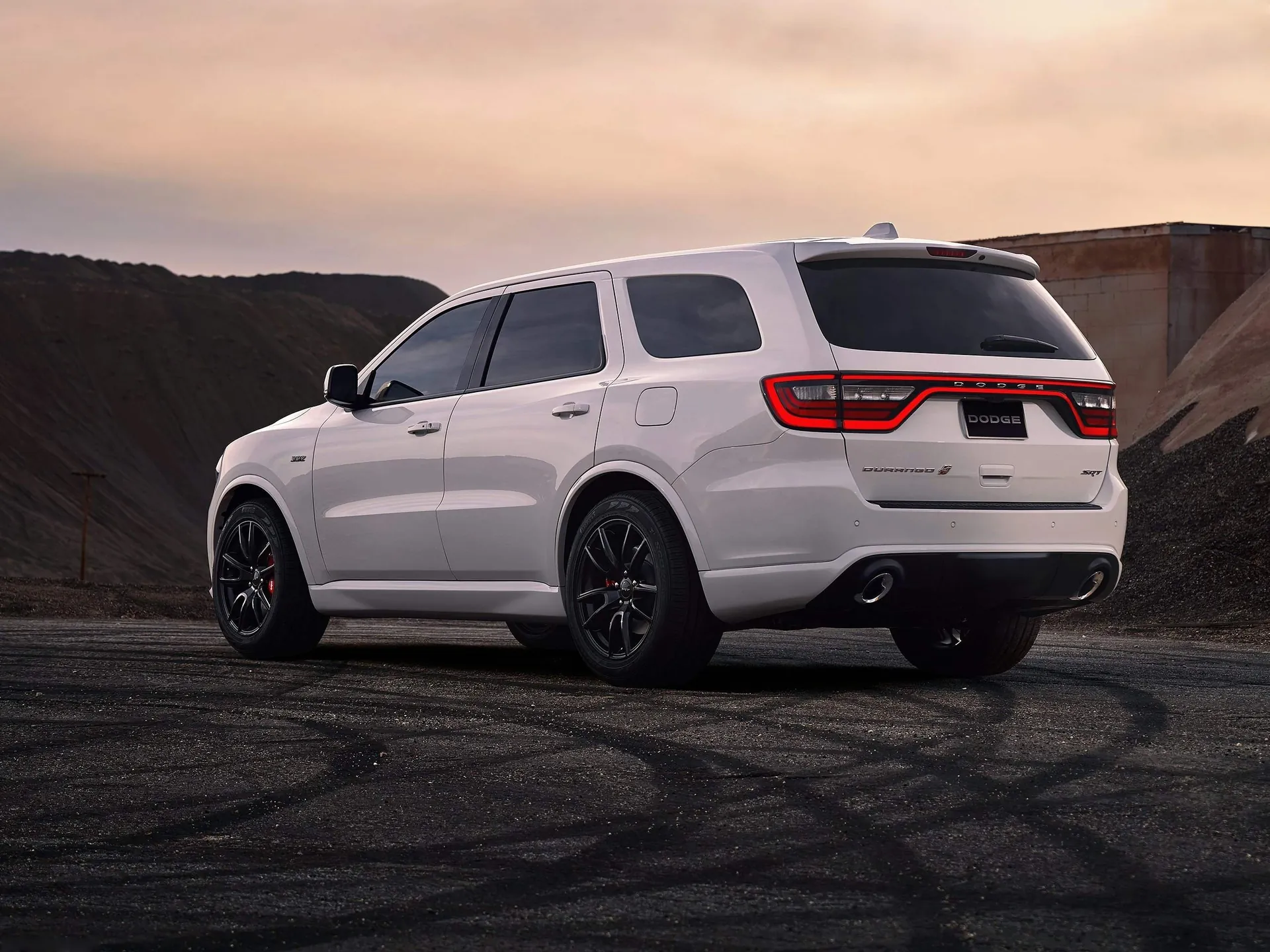 Dodge Durango SRT (2018) – zadní tříčtvrteční pohled