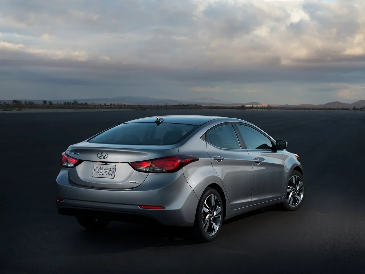 Hyundai Elantra Sedan (2014) – zadní tříčtvrteční pohled