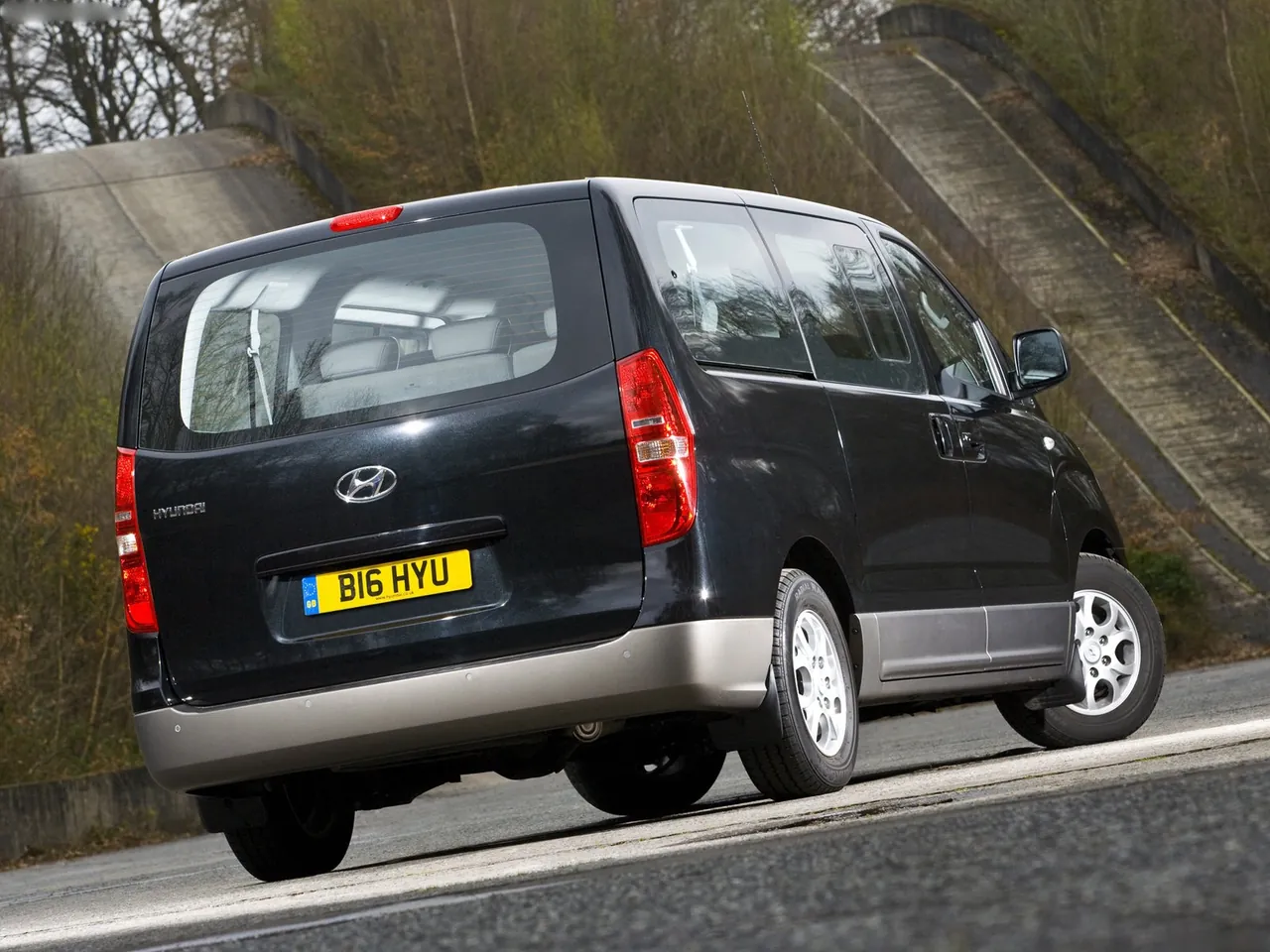 Hyundai i800 (2008) – zadní tříčtvrteční pohled