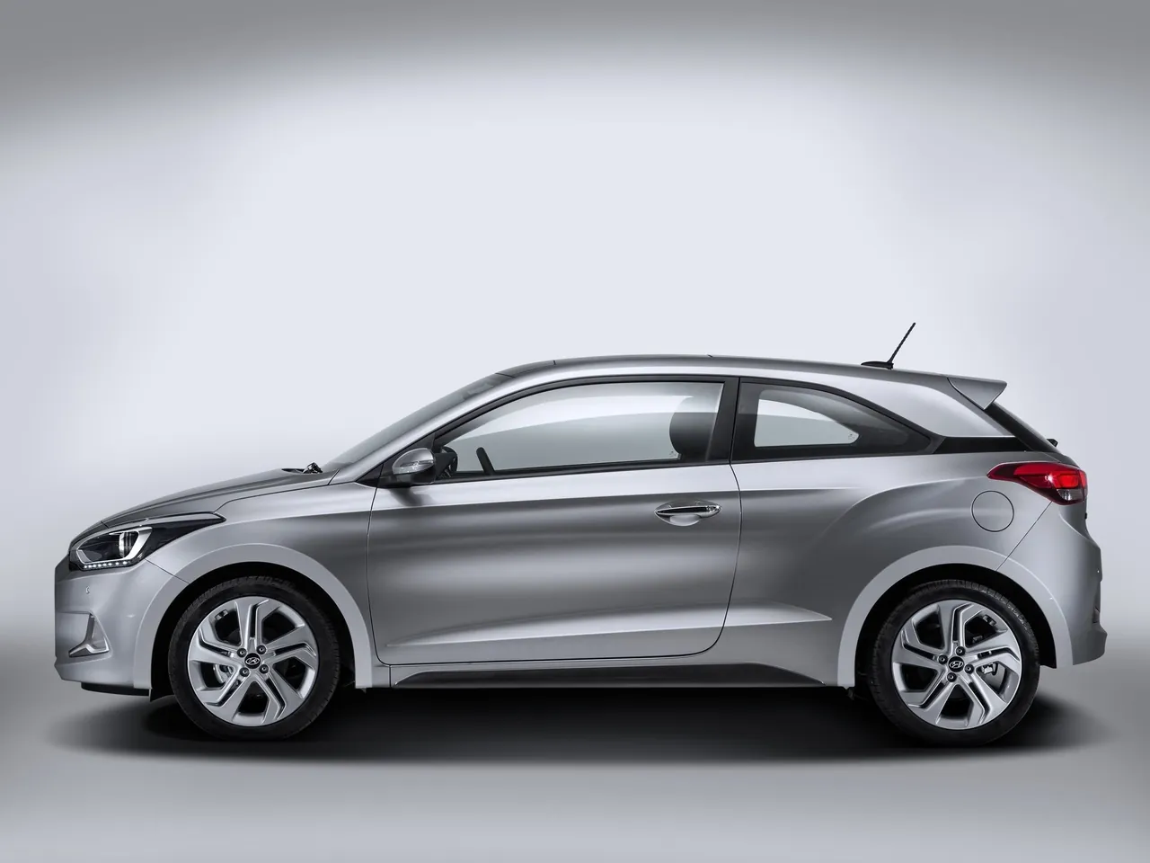 Hyundai i20 Coupe (2015) – boční profil