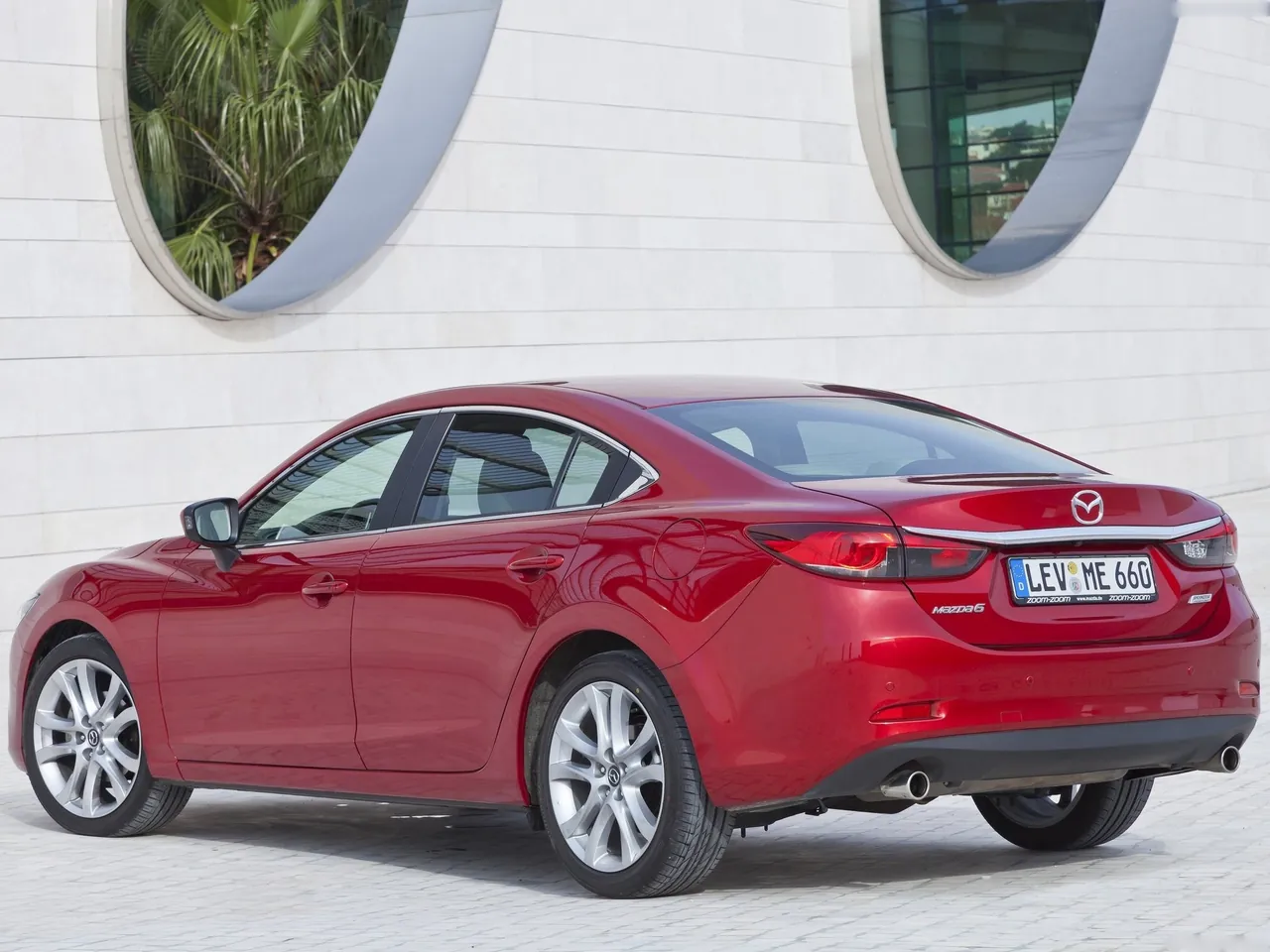 Mazda 6 Sedan (2013) – zadní tříčtvrteční pohled