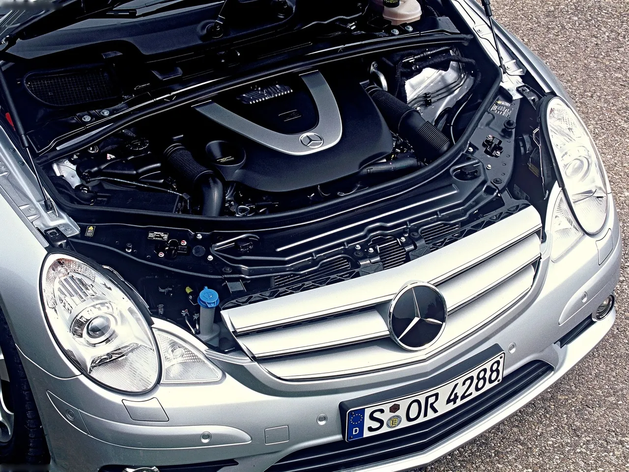 Mercedes-Benz R-Class (2008) - Engine Bay