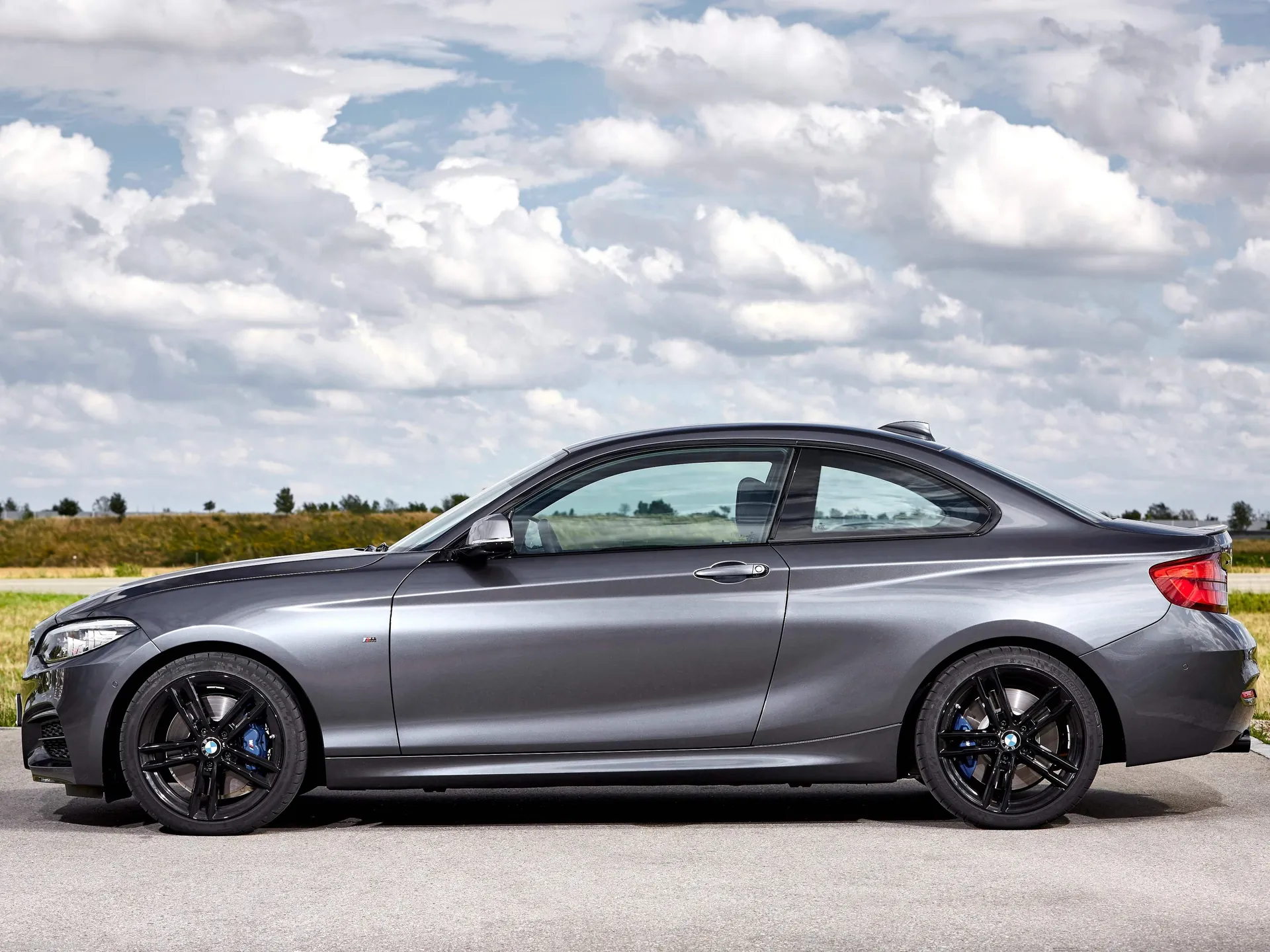 BMW 2-Series Coupe (2018) – boční profil