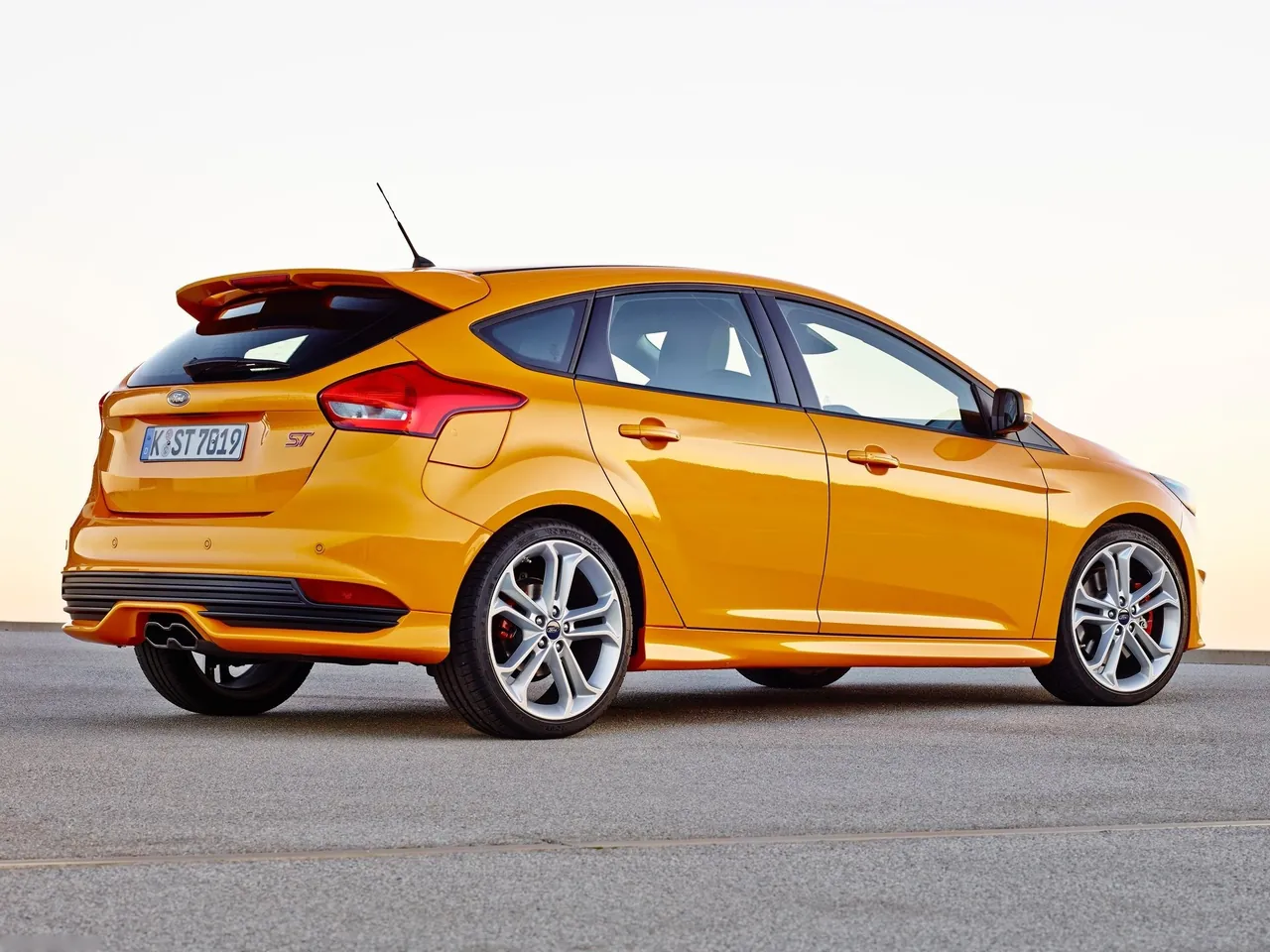 Ford Focus ST (2015) – zadní tříčtvrteční pohled