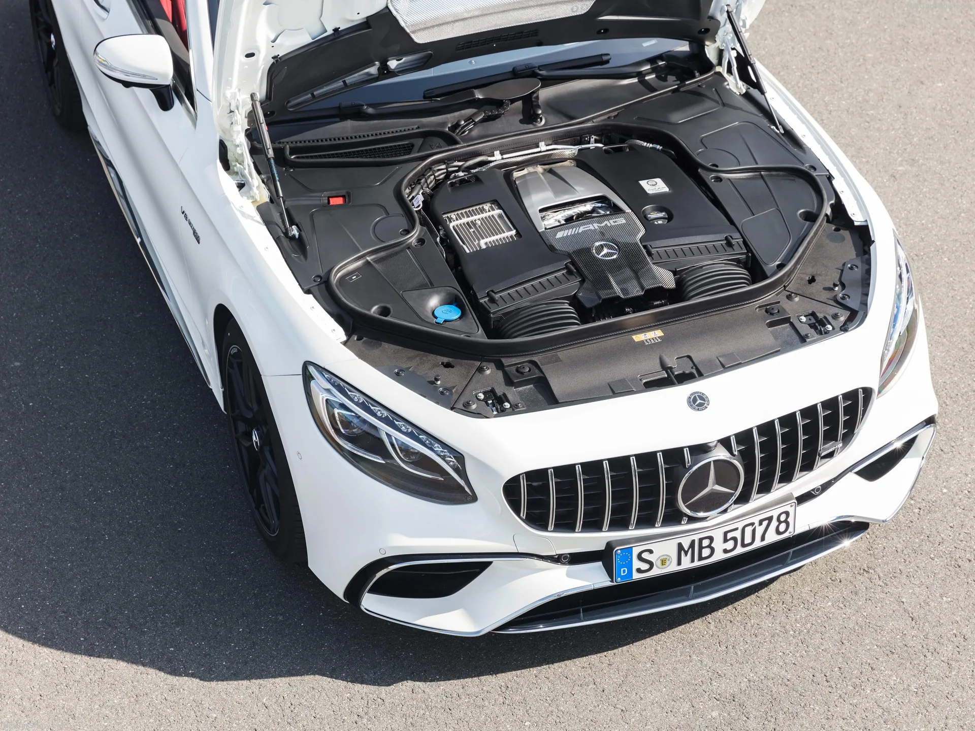 Mercedes-Benz S63 AMG Cabriolet (2018) – motorový prostor