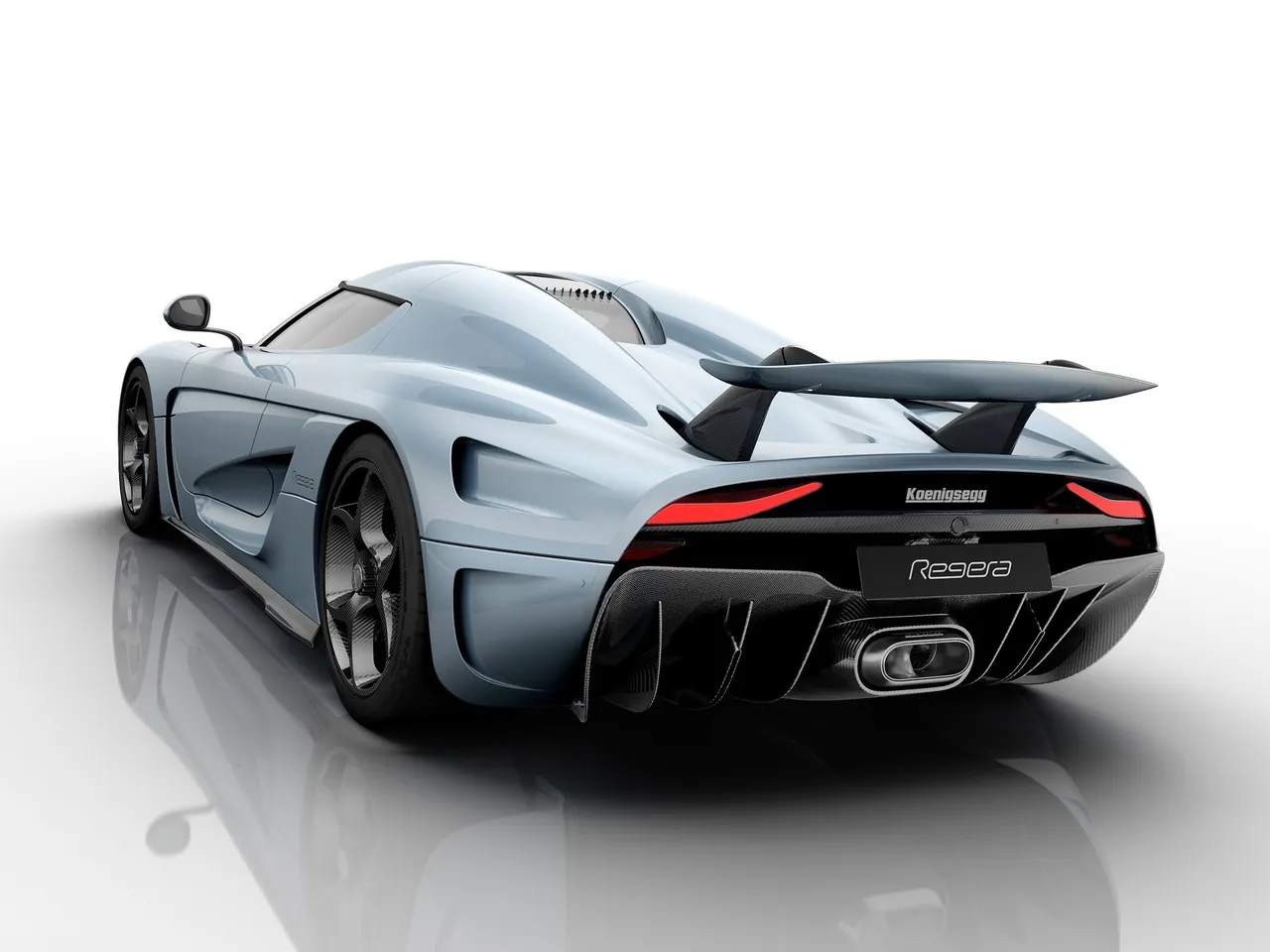 Koenigsegg Regera (2015) – zadní tříčtvrteční pohled