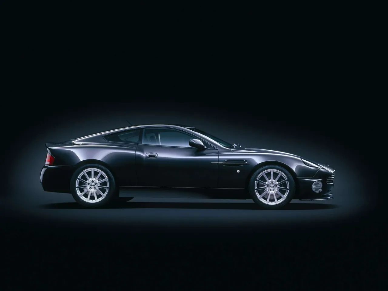 Aston Martin Vanquish S V12 (2004) – boční profil