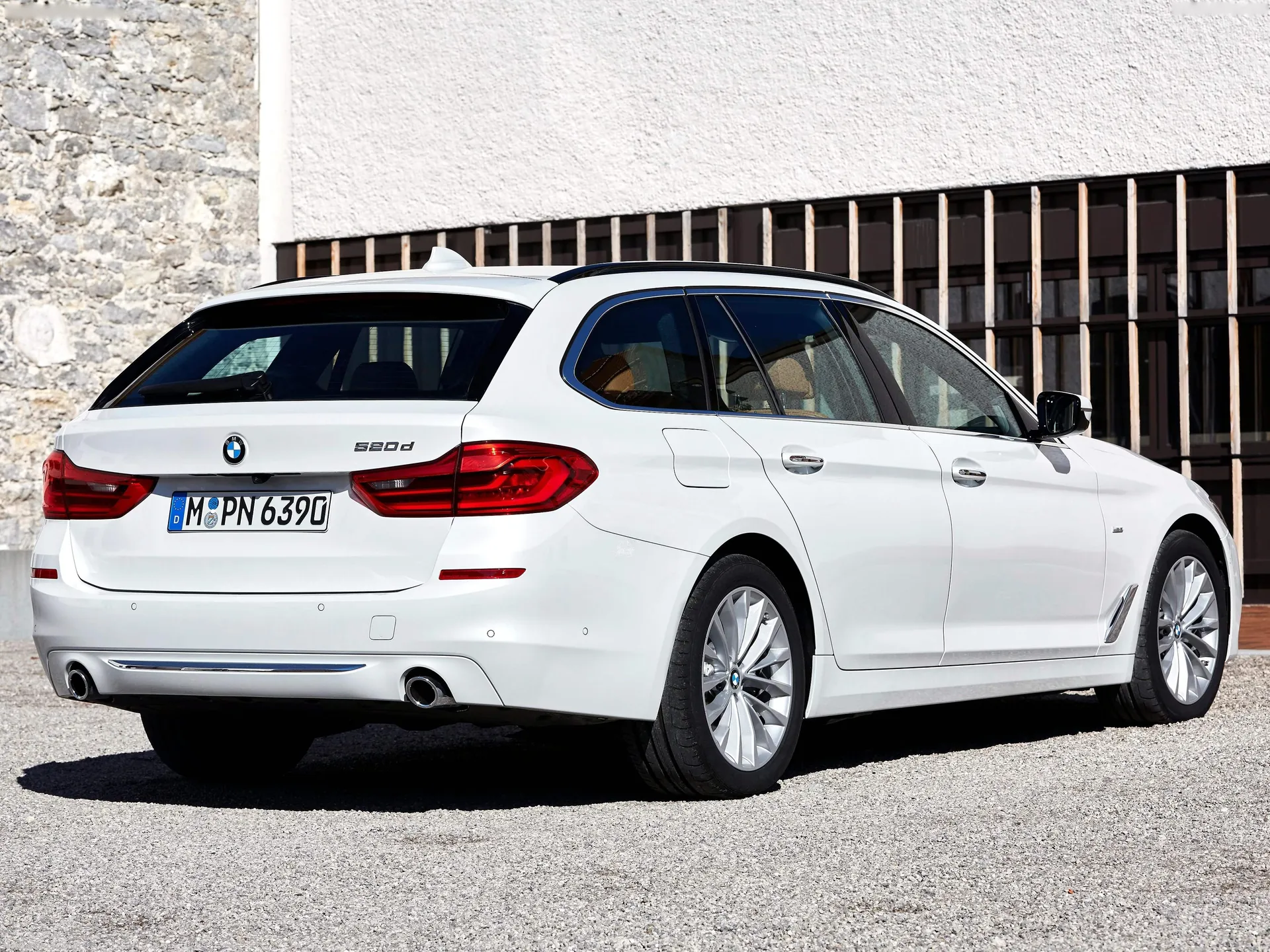 BMW 5-Series Touring (2018) – zadní tříčtvrteční pohled