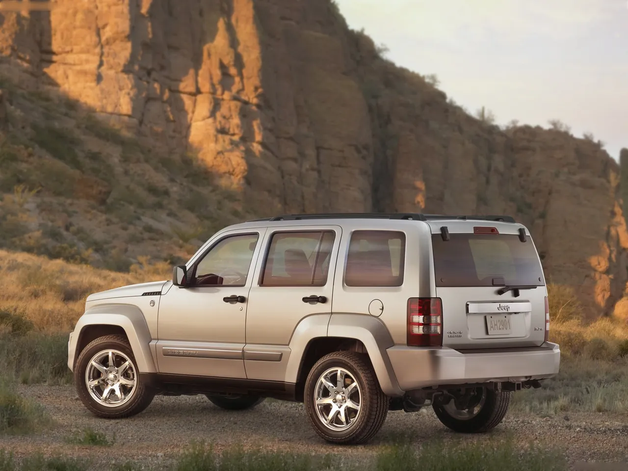 Jeep Liberty (2008) – zadní tříčtvrteční pohled
