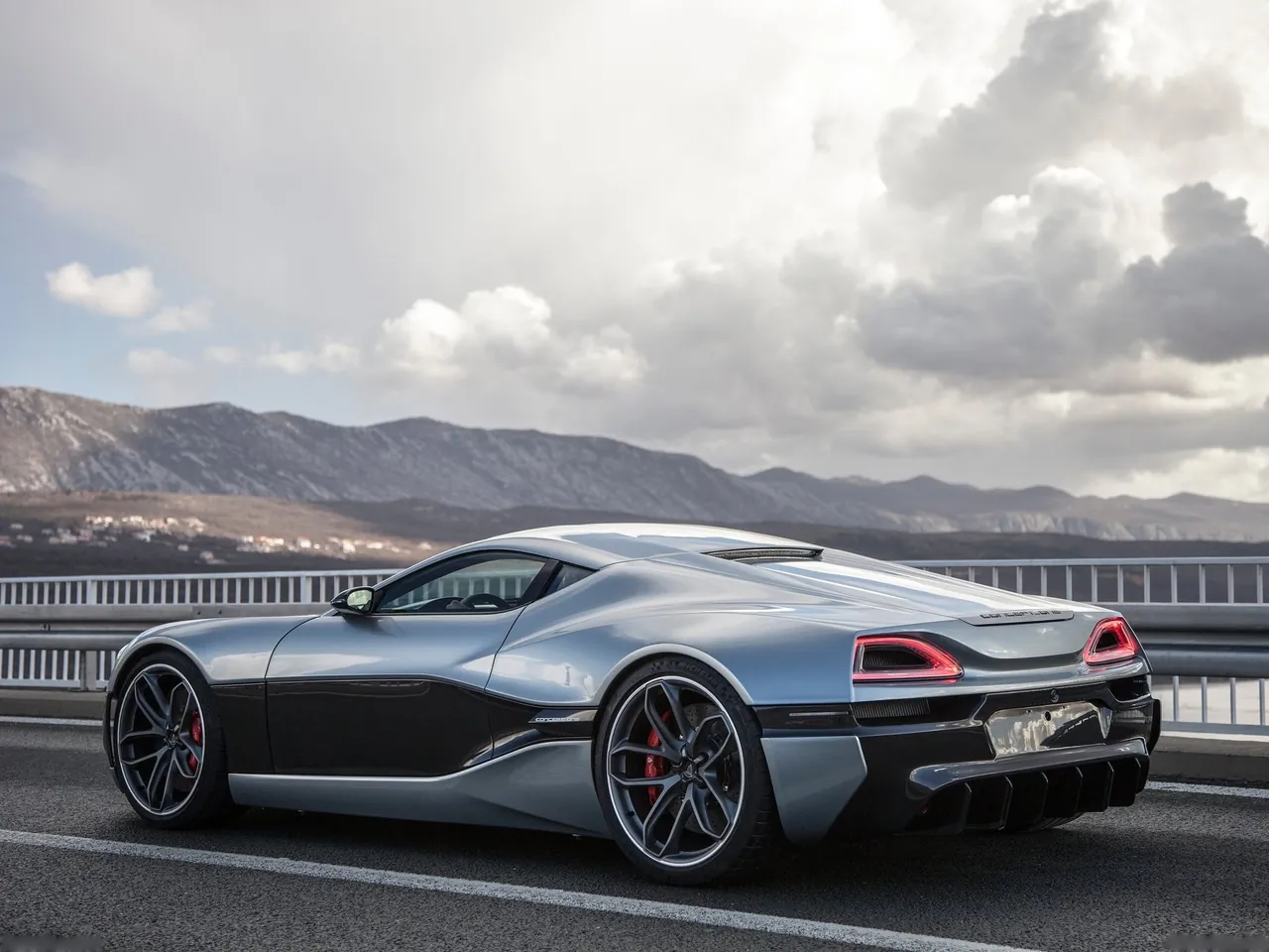 Rimac Concept One (2016) – zadní tříčtvrteční pohled